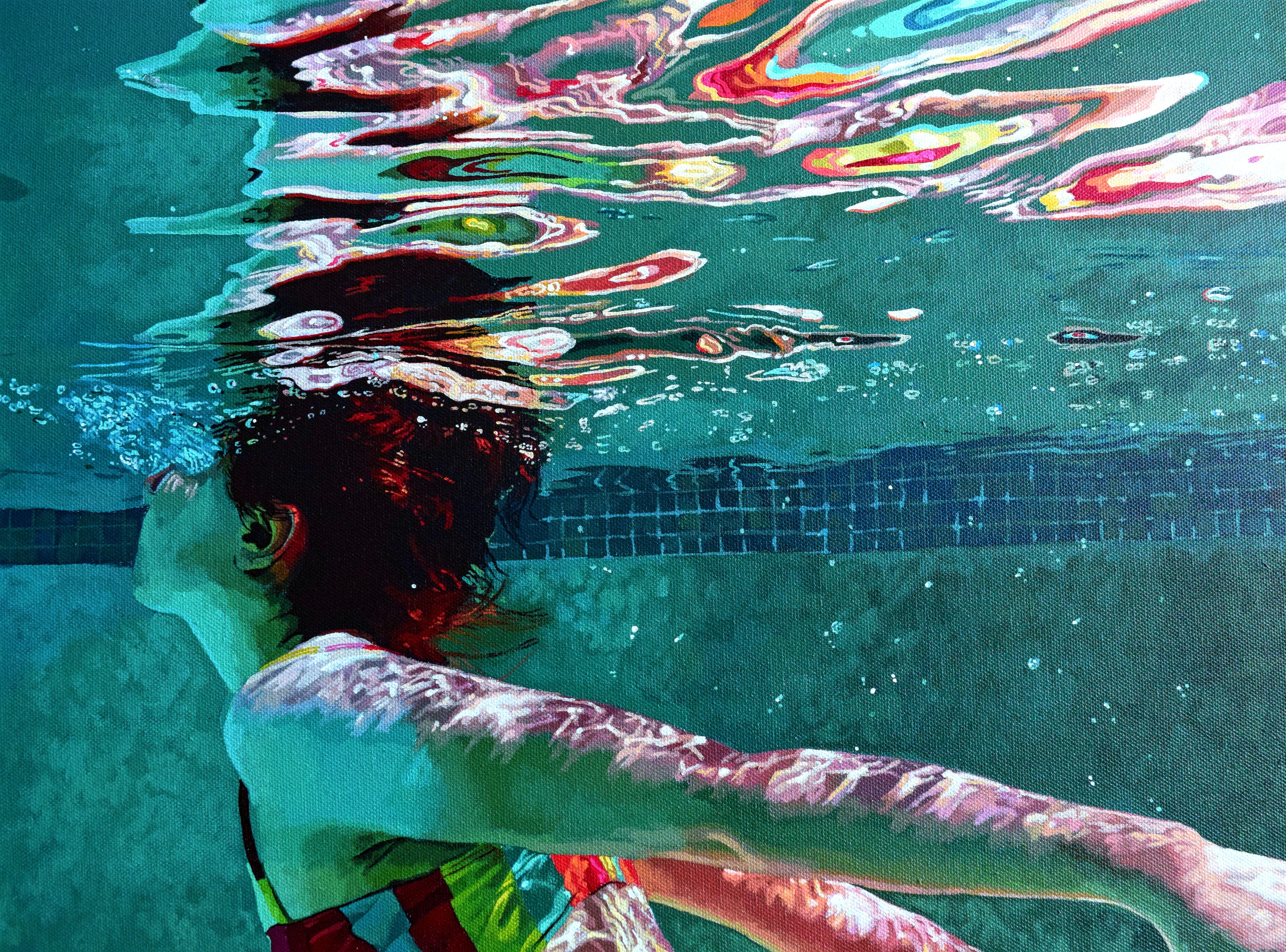 Der Schwimmer durchschneidet die kühlen Tiefen. Über ihr erhebt sich ein Kaleidoskop von Farben über die Wasseroberfläche.    Dieses Werk ist auf eine galerieumwickelte Leinwand mit tiefem Rand gemalt und kann daher ungerahmt aufgehängt werden.    
