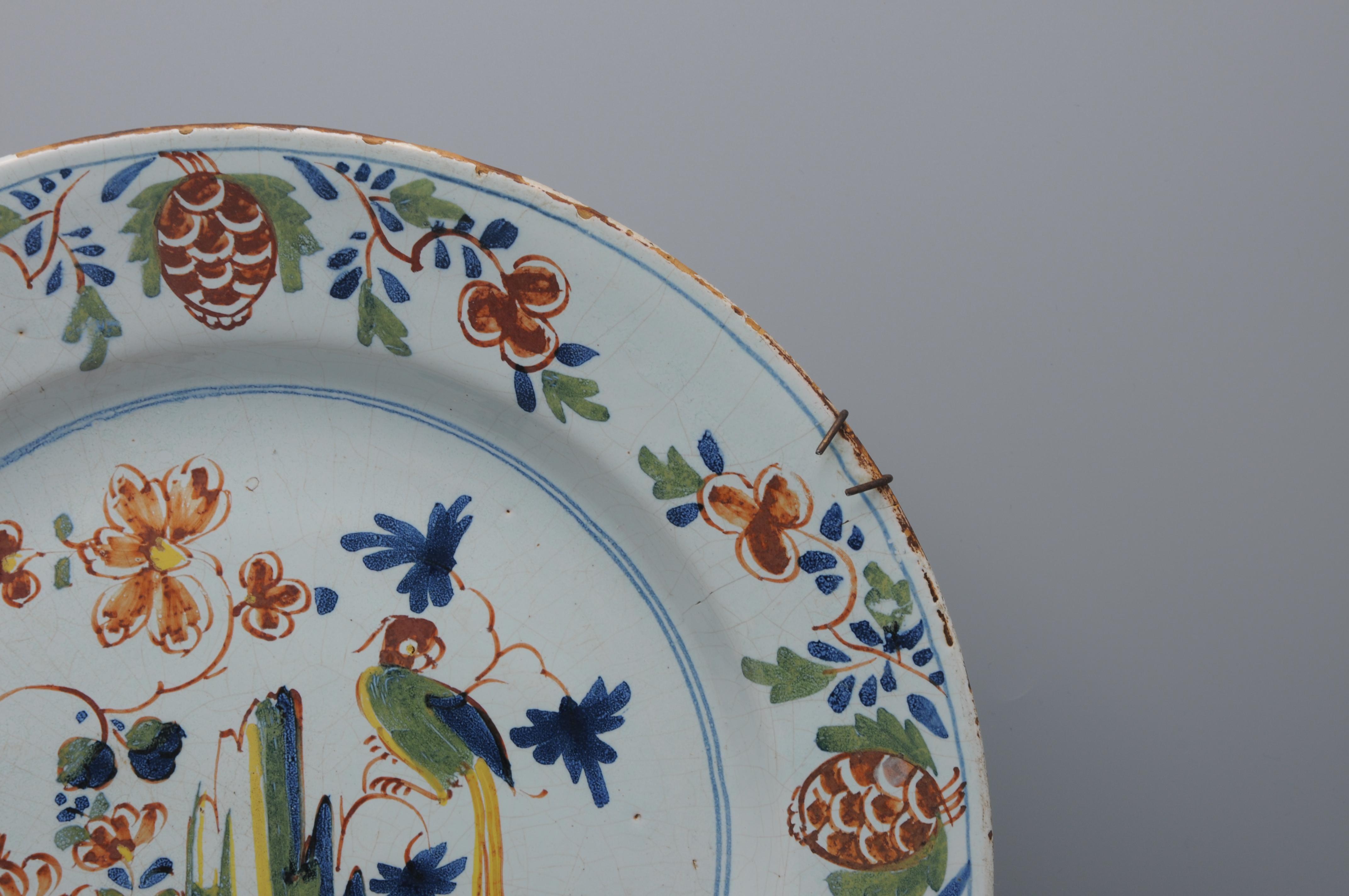 Peint à la main Abigail Griffith, Lambeth London - Chargeur à perruche en Delftware anglais, milieu du 18e siècle en vente