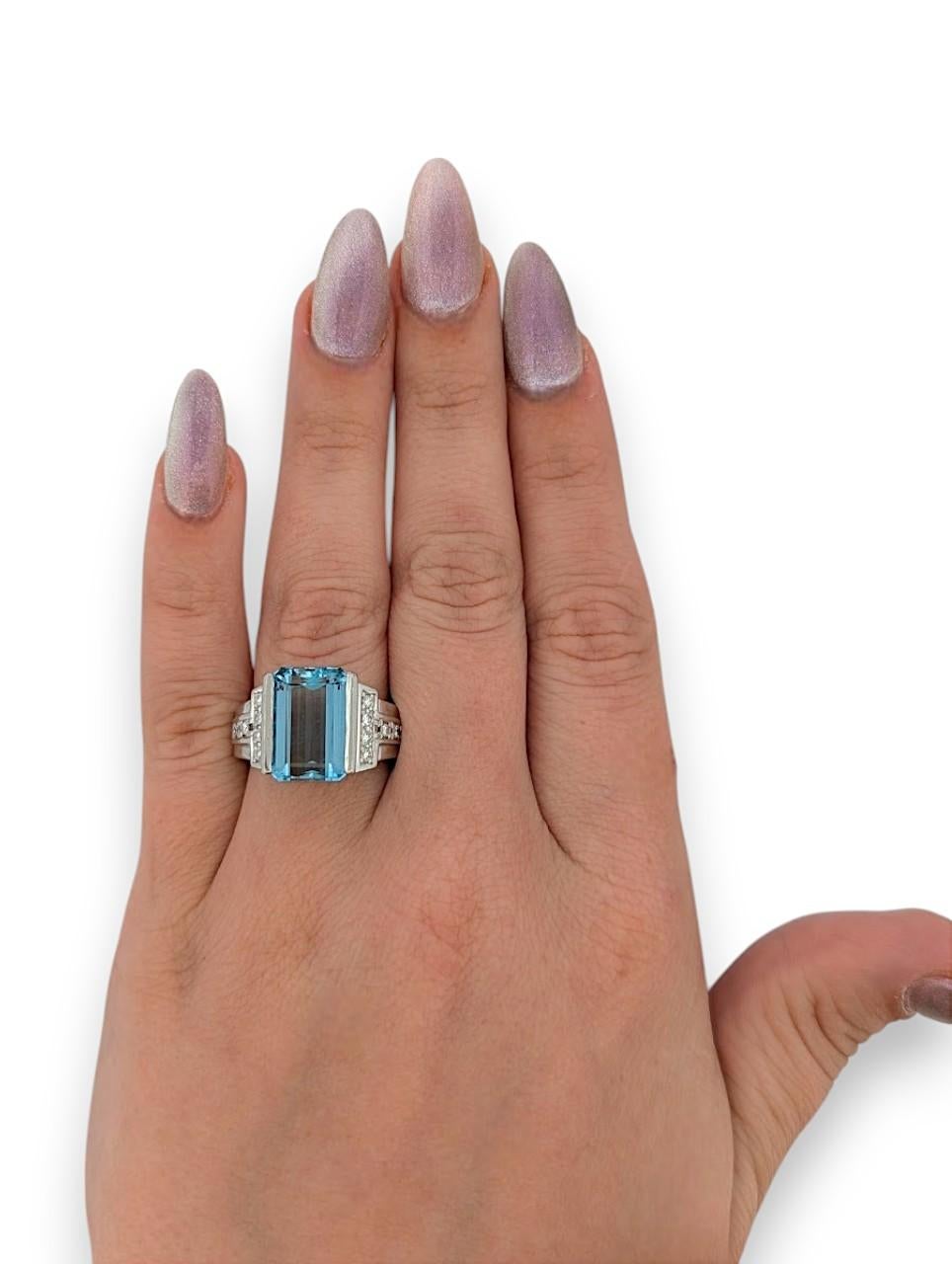 L'anello Abigail è un magnifico pezzo forte realizzato in platino, che mette in mostra un'audace e brillante pietra preziosa con taglio smeraldo di 7,73 carati, arricchita da 0,29 carati di diamanti naturali. Progettato per chi ama il lusso e