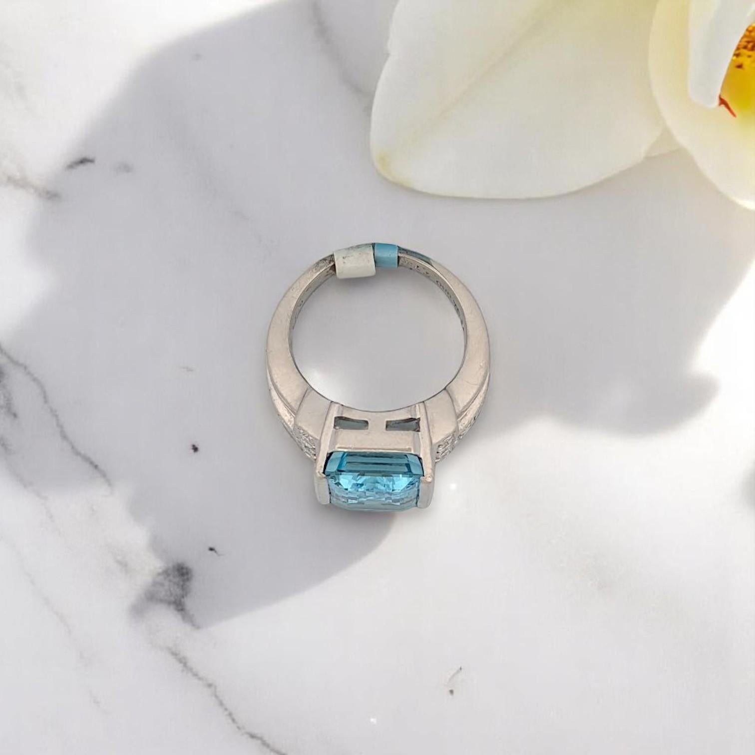 Moderno Anello Abigail in platino, gemma taglio smeraldo 7,73ct e diamanti naturali .29ctw in vendita