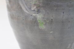 Céramique Abigail Schama : Vase à double poignée en grès anthracite, Chartreuse