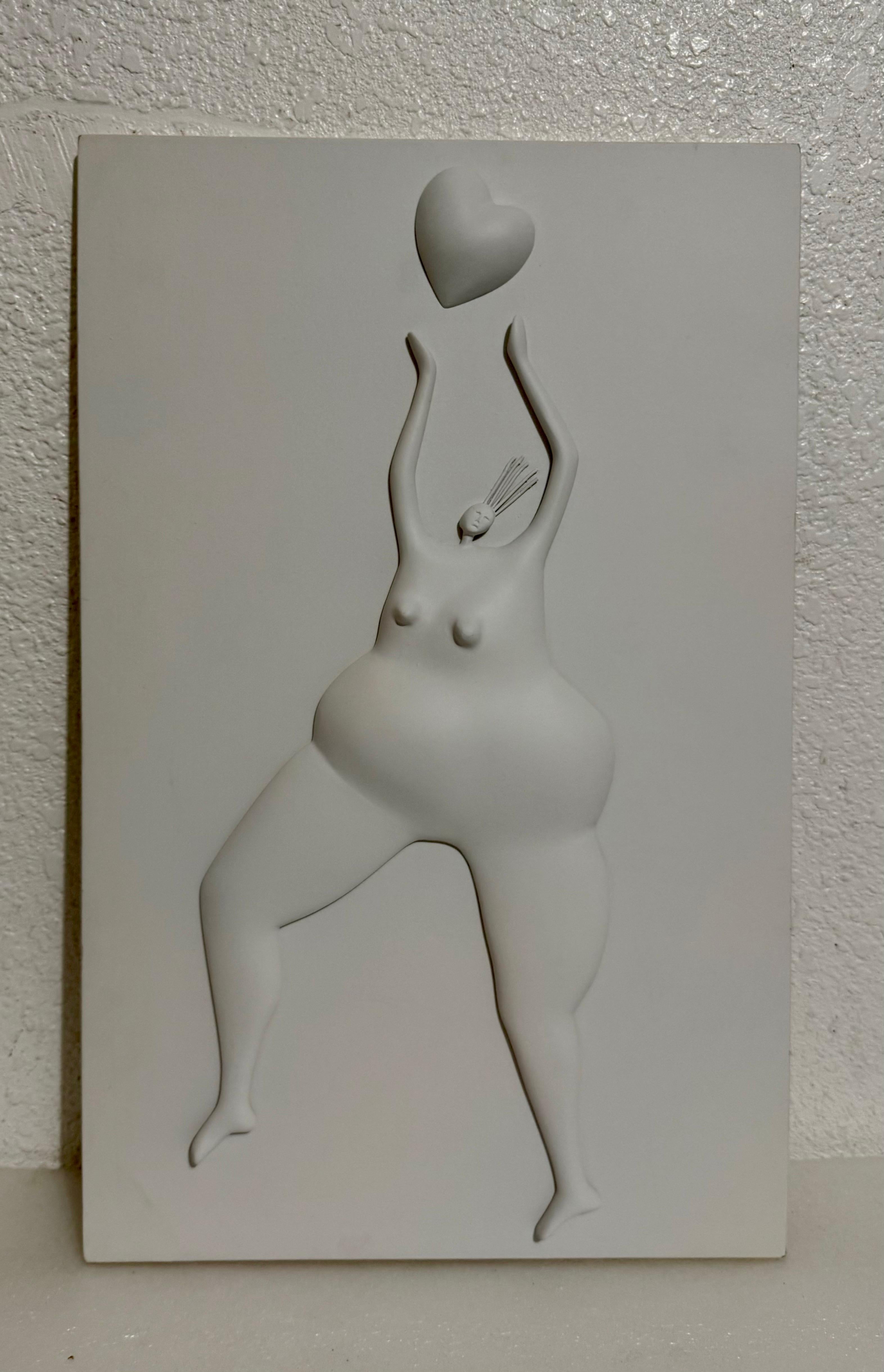 Maestro latinoamericano Abigail Varela Escultura Placa en relieve Mujer con corazón en venta 1