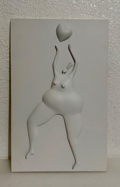 Scultura in rilievo del maestro latino-americano Abigail Varela Donna con cuore