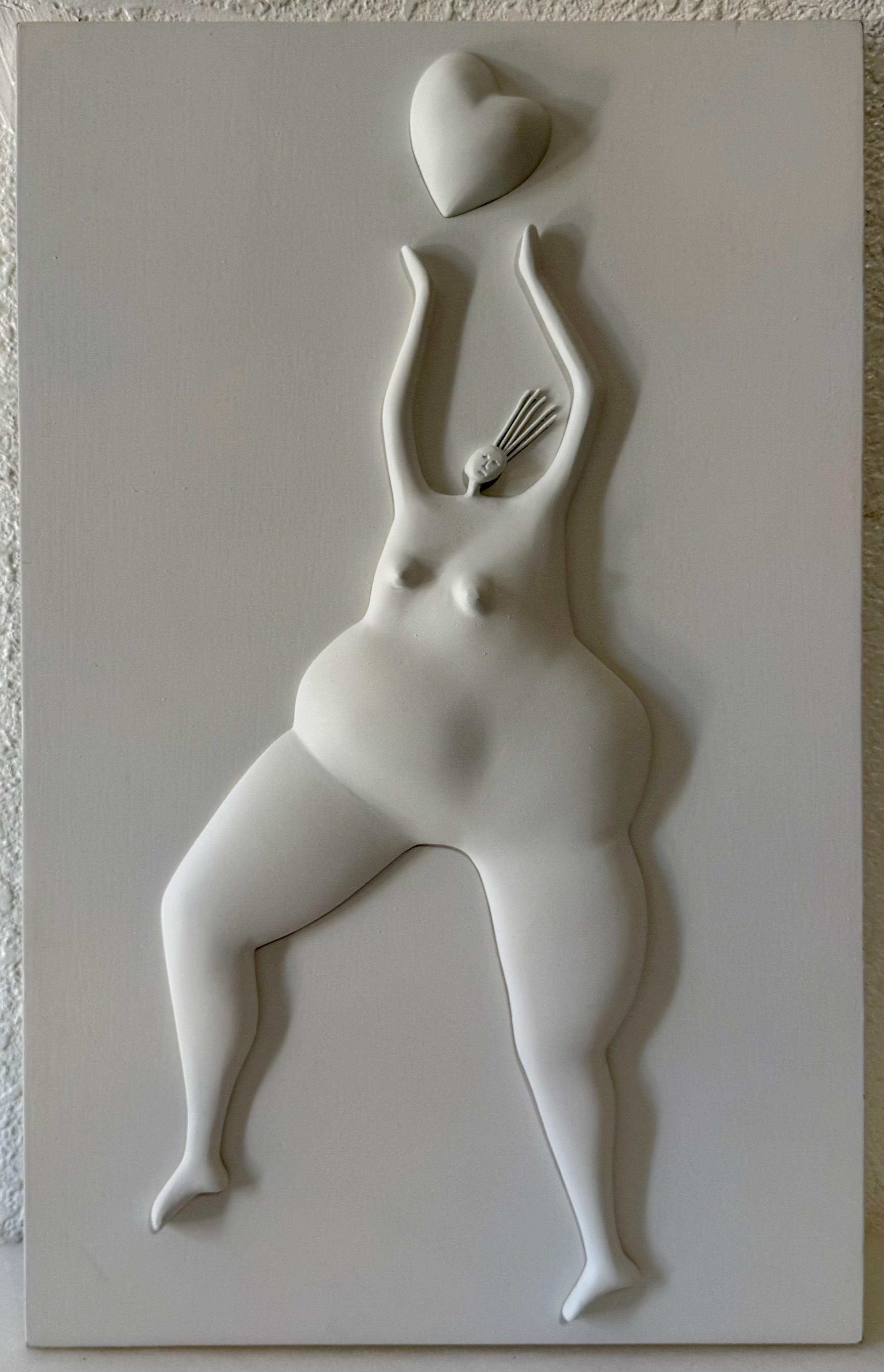 Maestro latinoamericano Abigail Varela Escultura Placa en relieve Mujer con corazón en venta 2