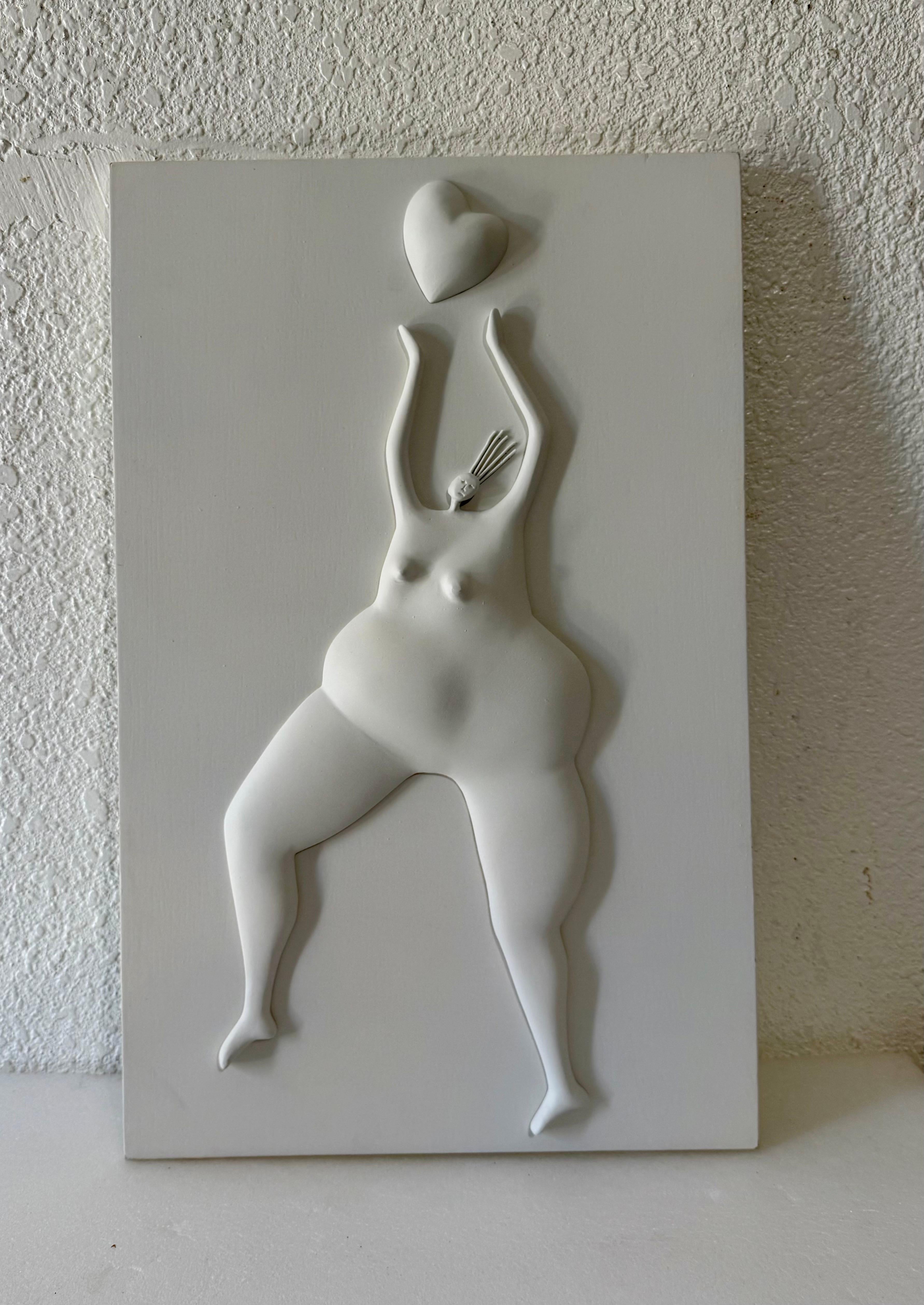 Maestro latinoamericano Abigail Varela Escultura Placa en relieve Mujer con corazón en venta 3