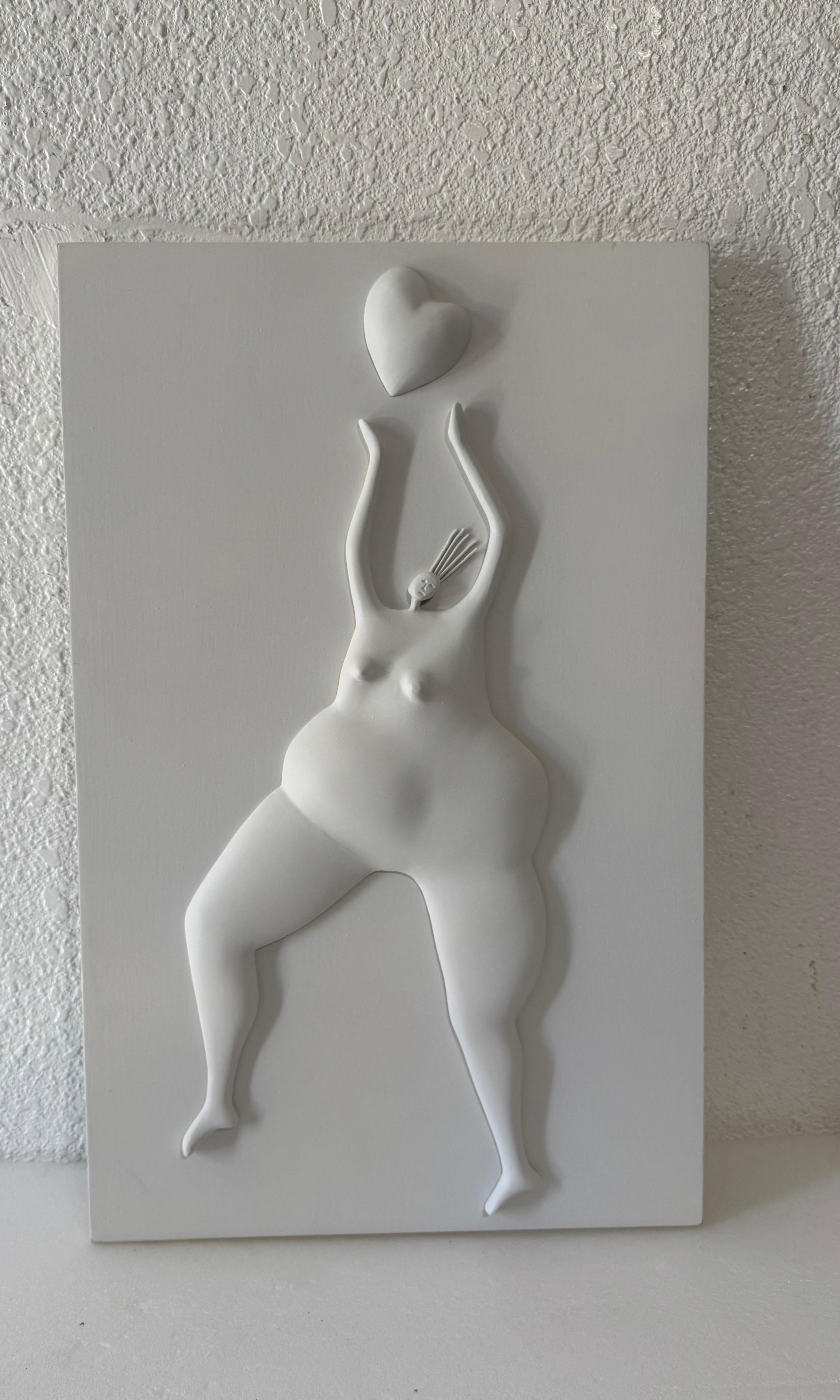 Maestro latinoamericano Abigail Varela Escultura Placa en relieve Mujer con corazón en venta 5
