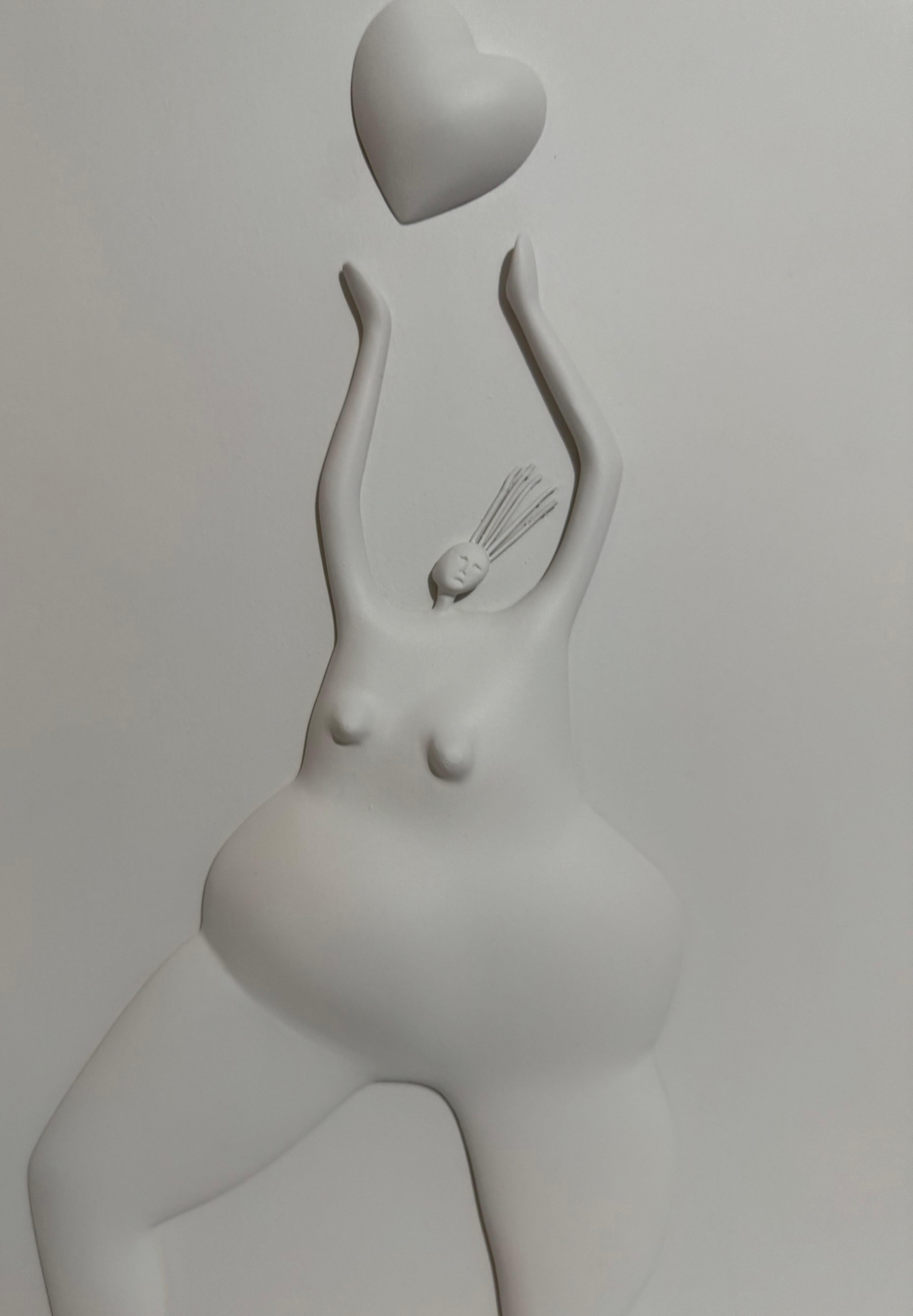 Maestro latinoamericano Abigail Varela Escultura Placa en relieve Mujer con corazón en venta 7