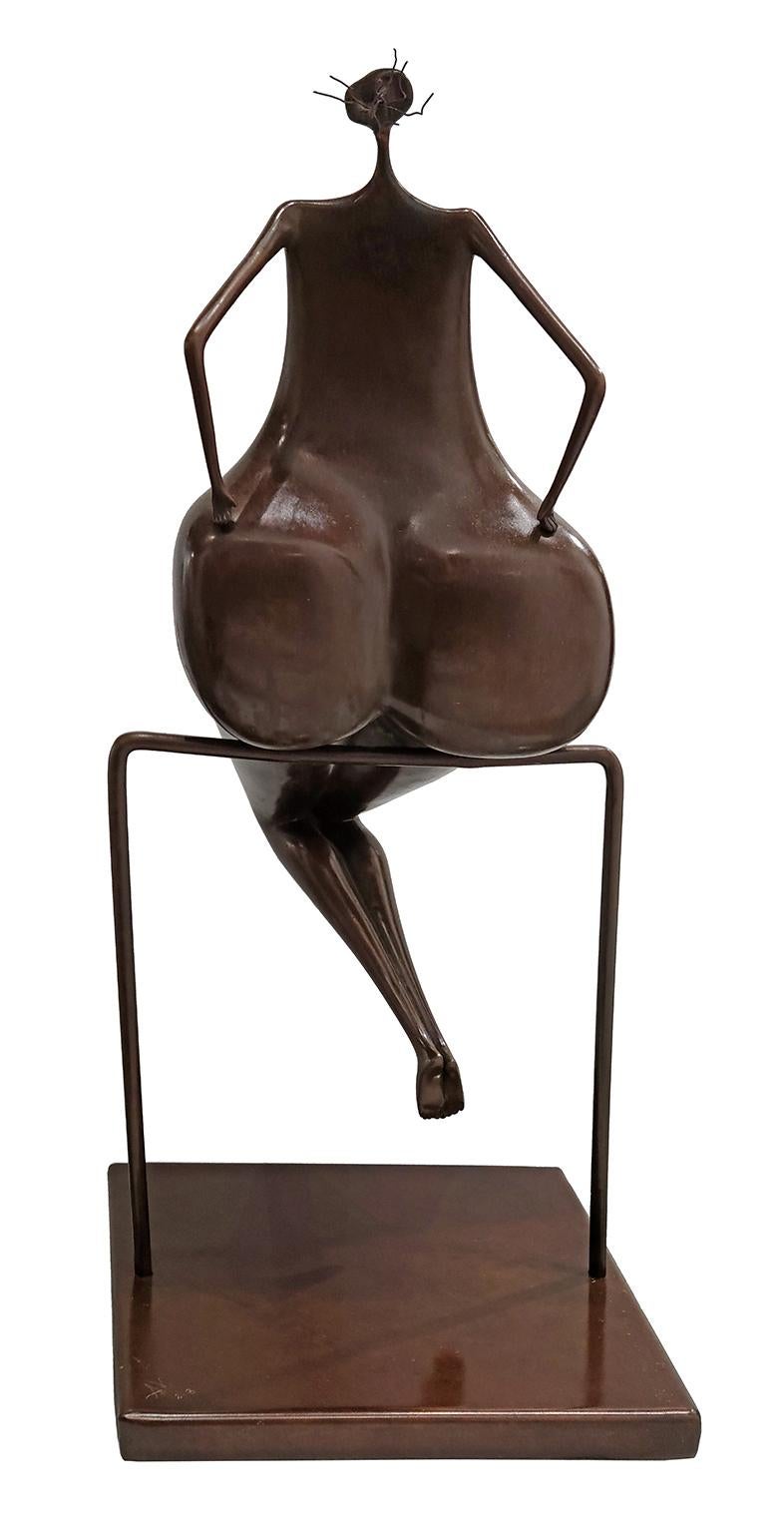 Sculpture de table Sentada enéquilibre en bronze avec patine brune d'Abigail Varela 1