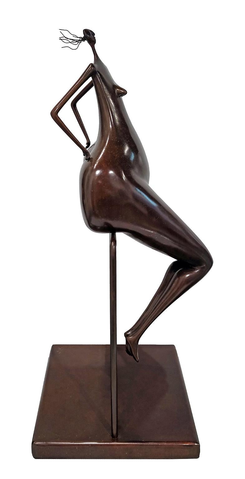 Sculpture de table Sentada enéquilibre en bronze avec patine brune d'Abigail Varela 2
