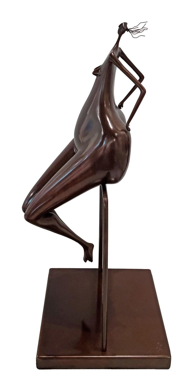 Sculpture de table Sentada enéquilibre en bronze avec patine brune d'Abigail Varela 3