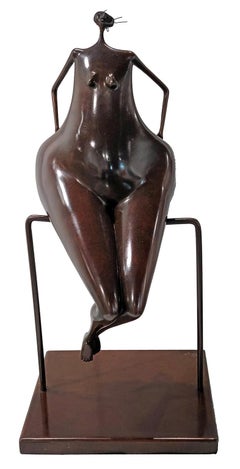 Sculpture de table Sentada enéquilibre en bronze avec patine brune d'Abigail Varela
