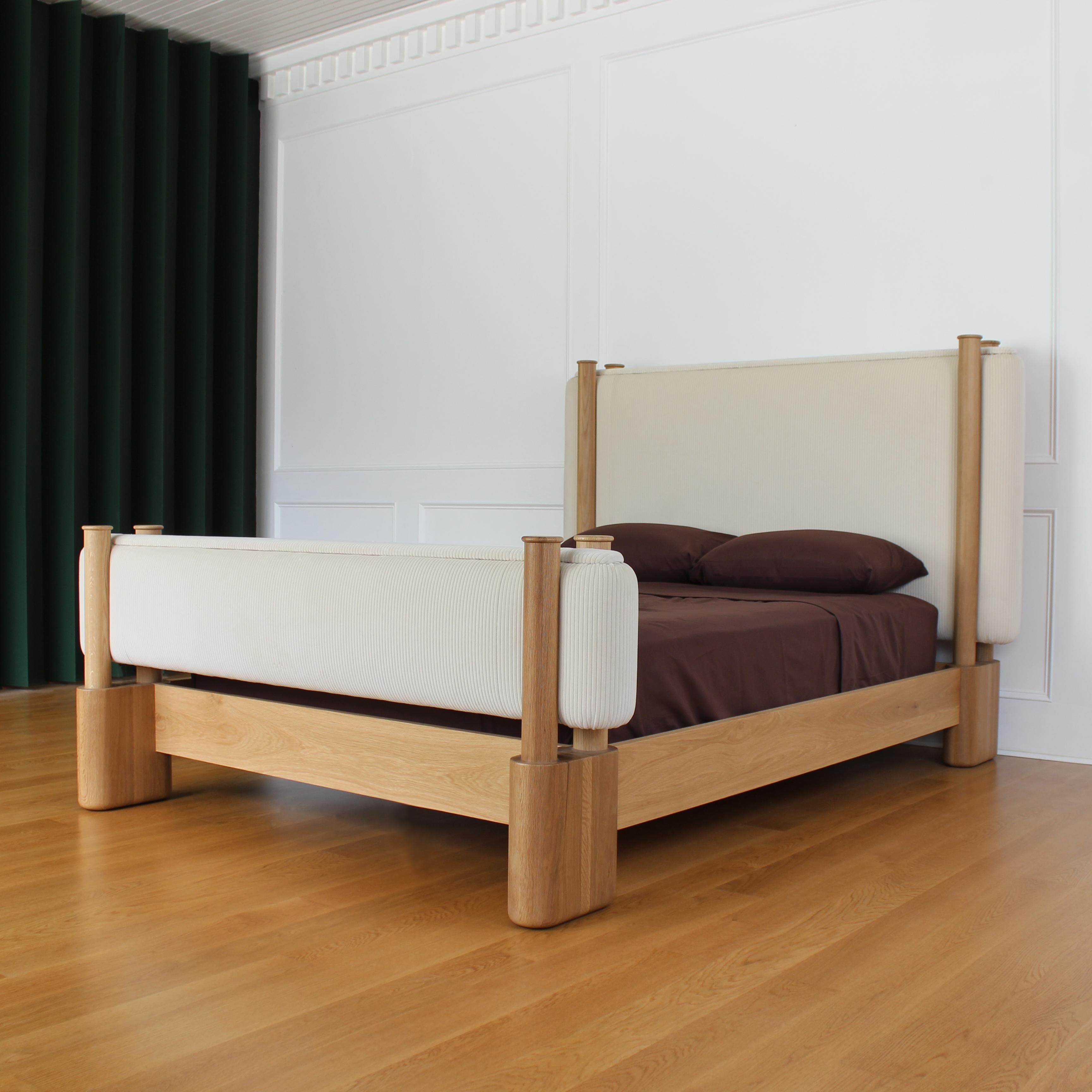 Bett Abilene von Crump and Kwash 

Massivholzpfosten und -rahmen / handgeölte Oberfläche / Graded oder COM-Polsterung / hochwertige Polsterung

Optionen: 
Holzrahmen : Eiche weiß, Nussbaum, Eiche schwarz, Ahorn 
Gepolsterte Paneele : Sanguine,
