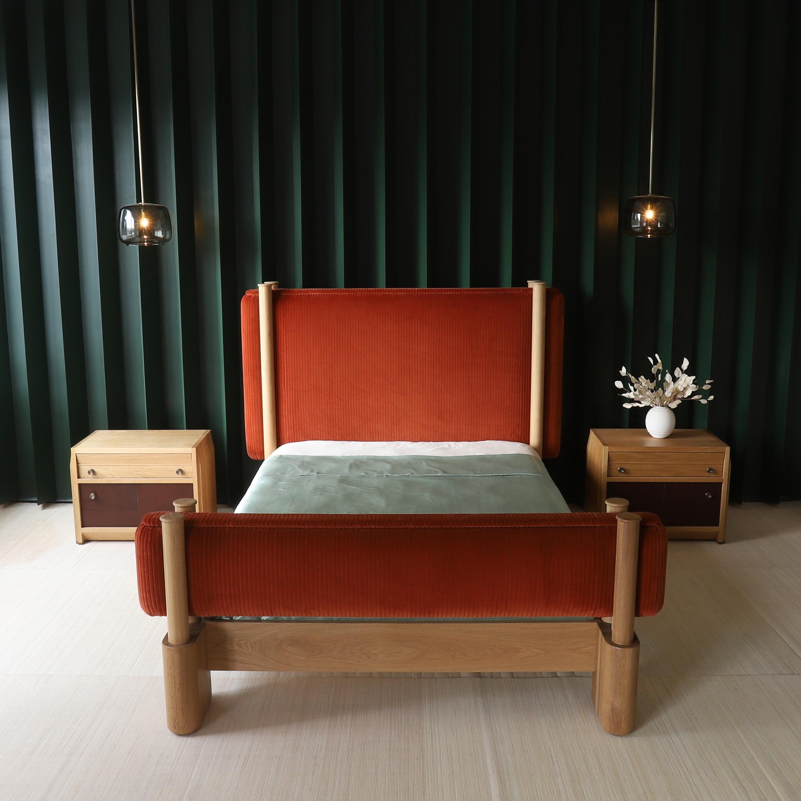 Abilene-Bett aus gepolstertem Korduroy und Massivholz von Crump and Kwash (Moderne) im Angebot