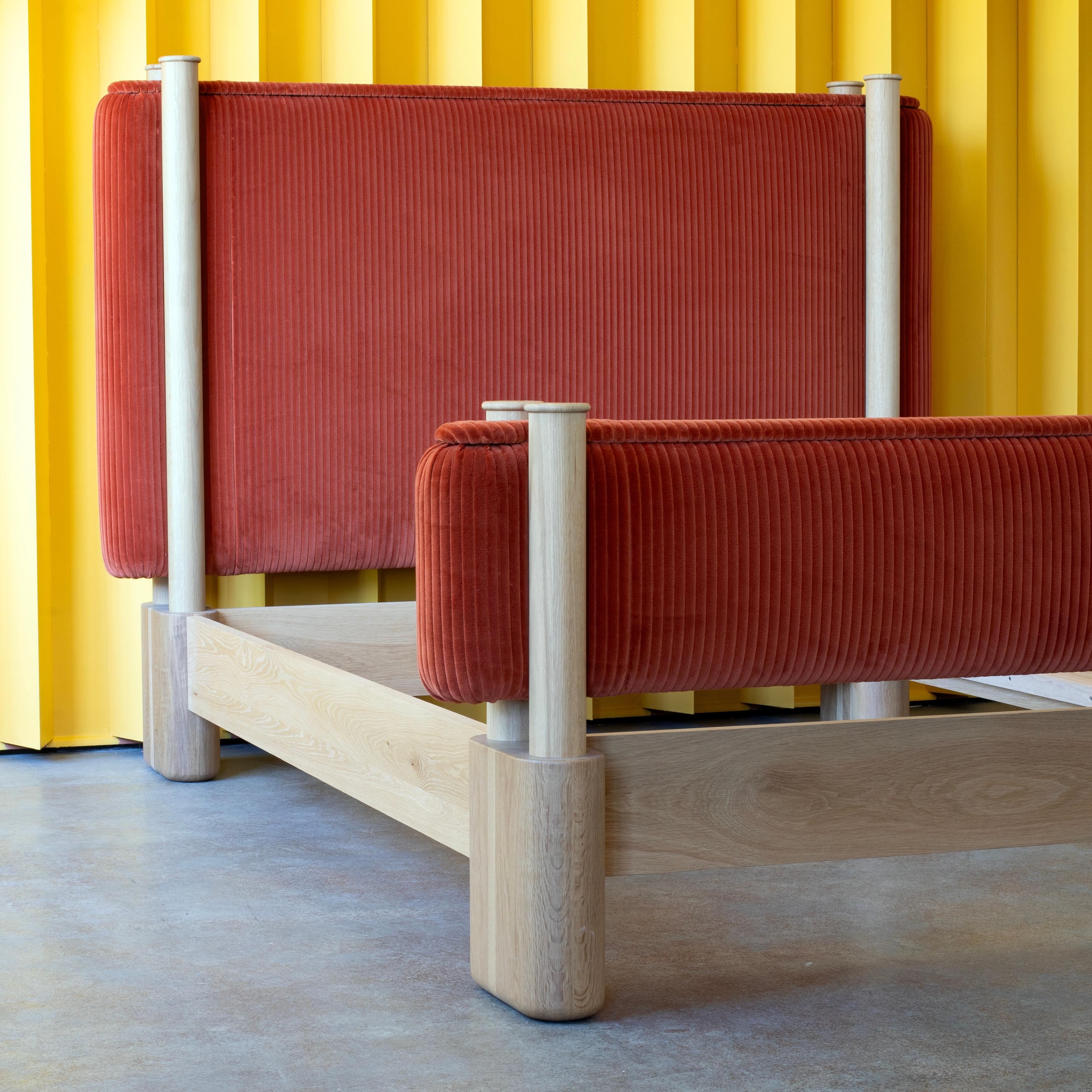 Abilene-Bett aus gepolstertem Korduroy und Massivholz von Crump and Kwash (amerikanisch) im Angebot
