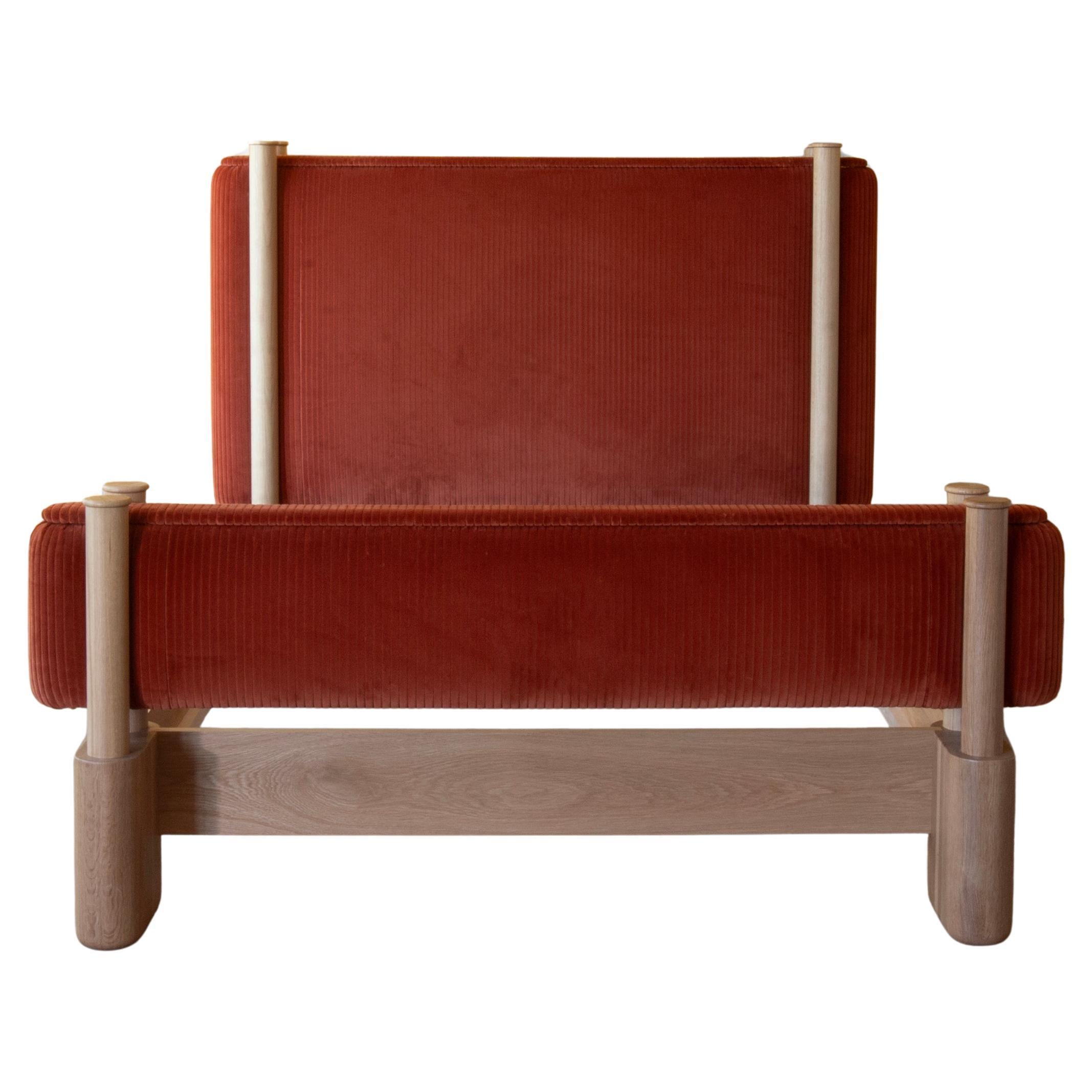 Abilene-Bett aus gepolstertem Korduroy und Massivholz von Crump and Kwash im Angebot