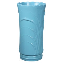 Paragüero azul de Abingdon Art Pottery con escena de pantano y cigüeña en relieve C1940