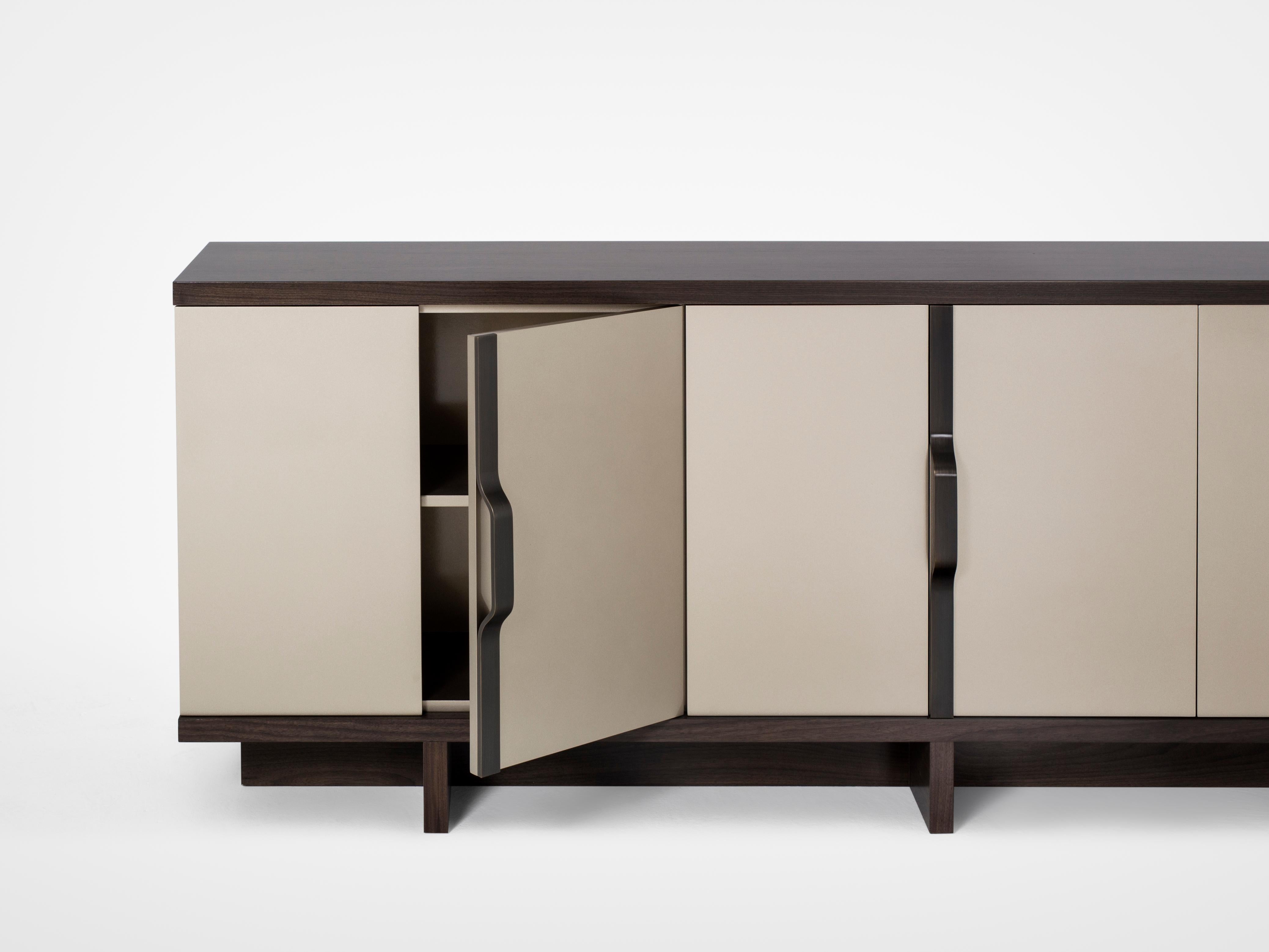 Moderne Crédence Abington, meuble de rangement rectangulaire en bois, laque et métal en vente