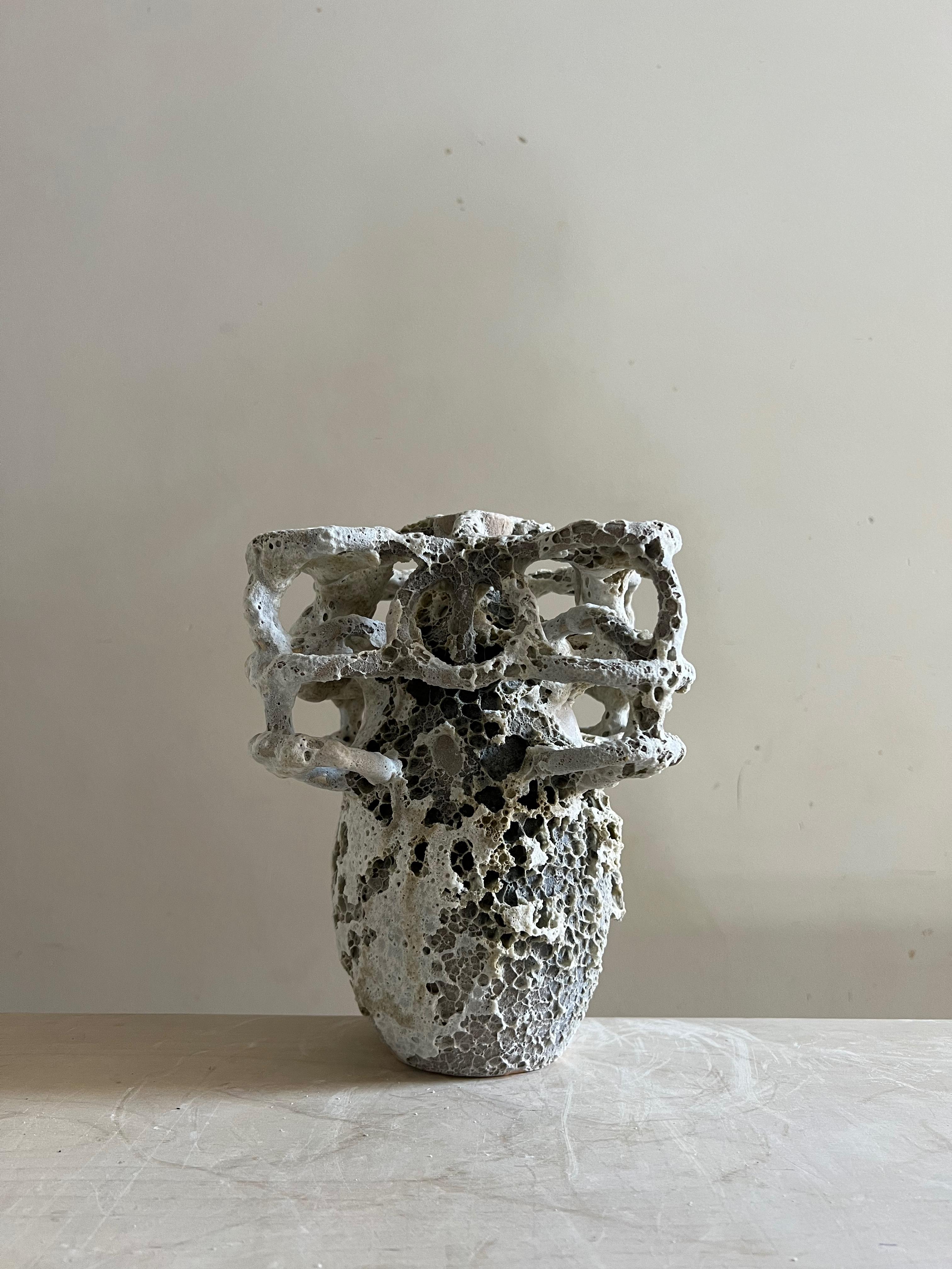 Questa serie terrena esplora il dialogo intimo tra corpo e superficie. Le sculture fatte a mano combinano forme geometriche o umane con texture organiche ispirate al mondo naturale. Ogni pezzo unico gioca con i contrasti: il liscio incontra il