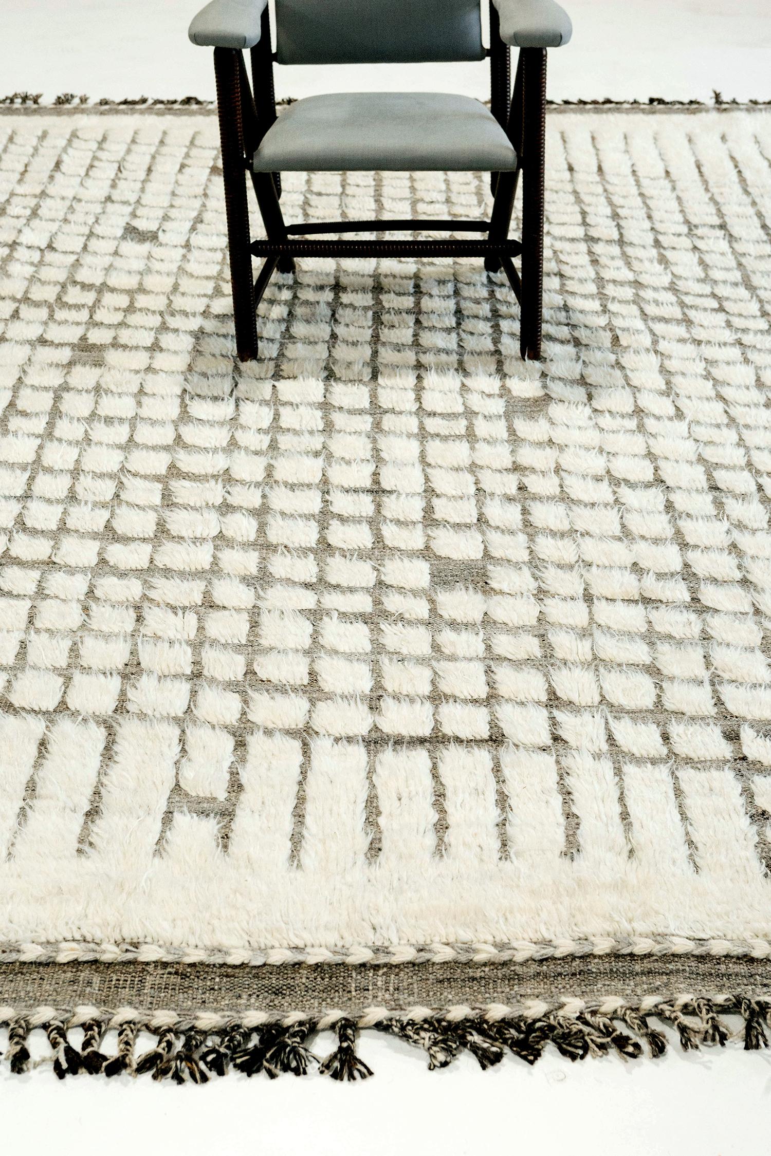 Abisko' est le tapis tissé à la main parfait avec des détails en relief en gris naturel et ivoire dans un motif diagonal répétitif sur toute la surface. De superbes glands et des motifs bordés ajoutent une essence opportune et unique. Collection