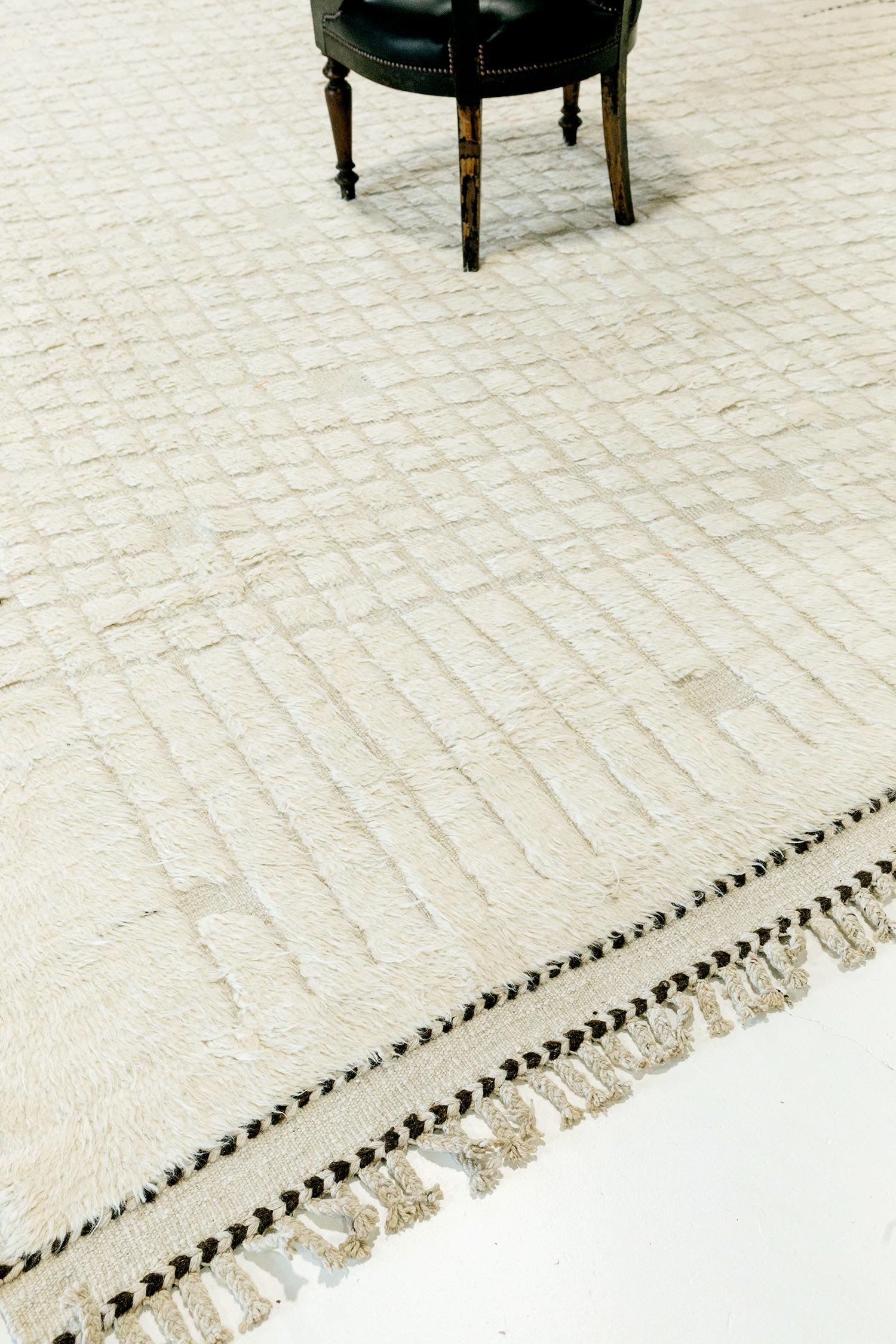 Abisko est le tapis blanc tissé à la main parfait avec des détails en relief et un motif diagonal répétitif sur toute la surface. De magnifiques glands et des motifs bordés ajoutent une touche opportune et unique. Collection Haute Bohème : conçue à