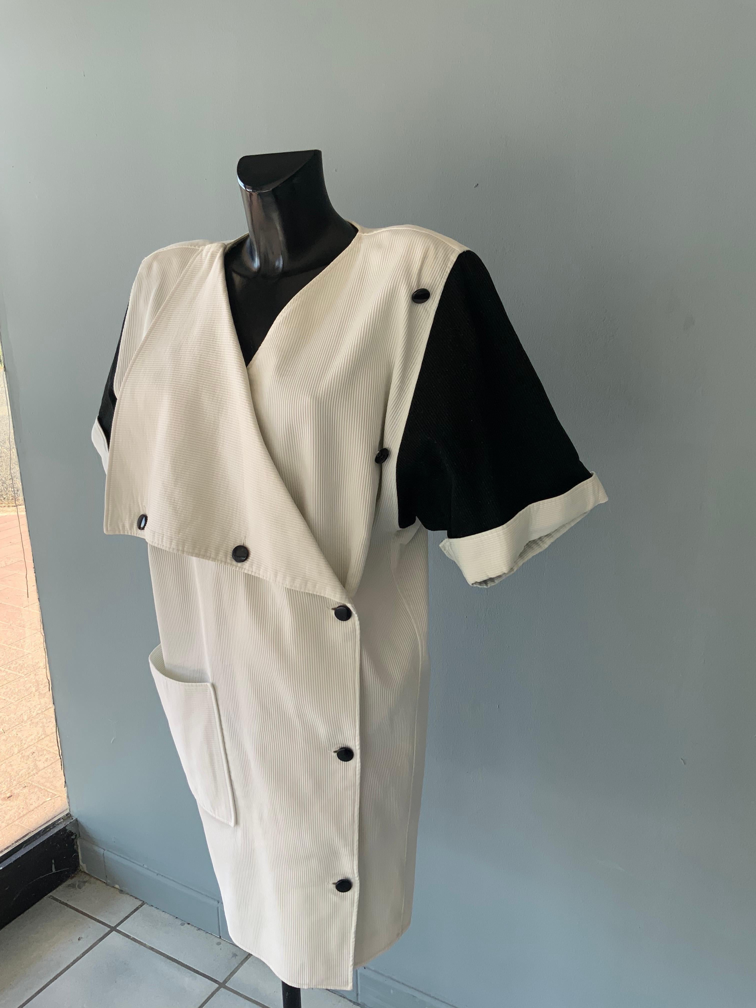 Abito Courreges chiusura doppiopetto con grande bavero risvoltato.
Bicolore, bianco e nero, in velluto di cotone a costine. Bottoni neri anche nella parte posteriore.
Da portare over è un capo super cool
Ottime condizioni generali, l'interno della