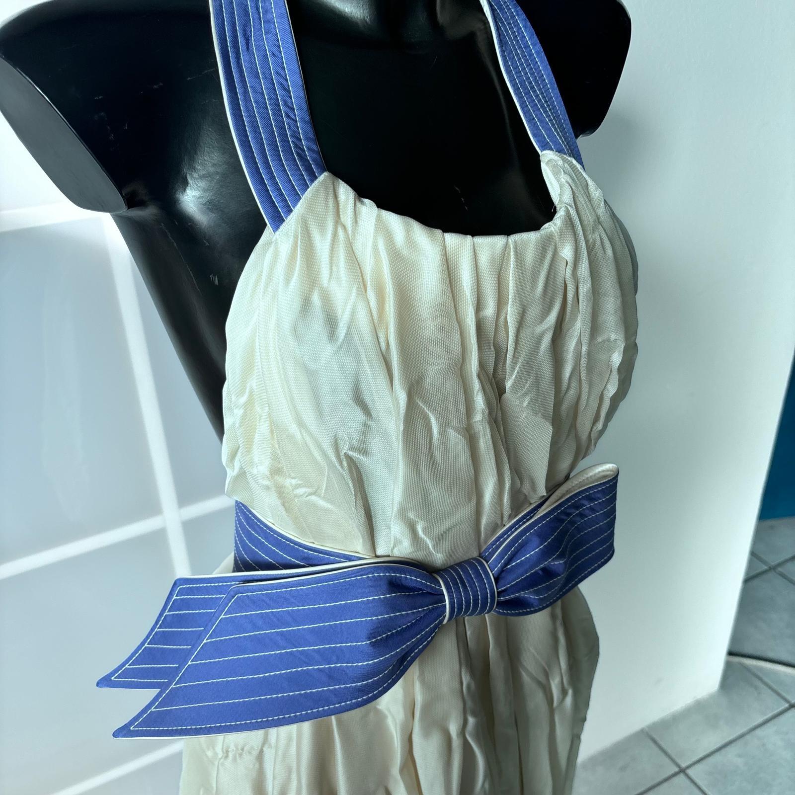 Nina Ricci Couture Kleid aus elfenbeinfarbener Seide mit kontrastierendem Schleifengürtel, Kollektion (Gray) im Angebot
