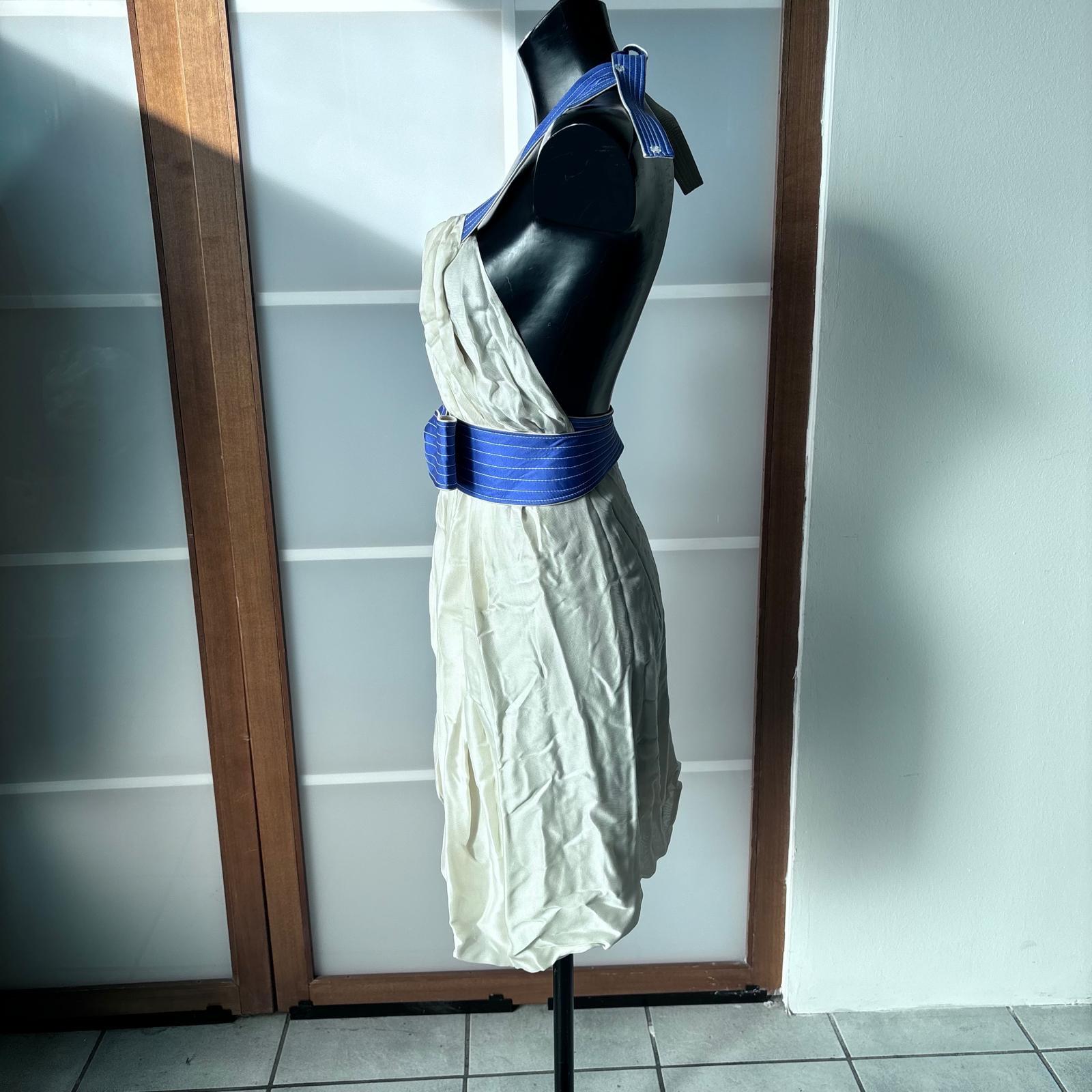 Nina Ricci Couture Kleid aus elfenbeinfarbener Seide mit kontrastierendem Schleifengürtel, Kollektion im Zustand „Neu“ im Angebot in Basaluzzo, IT