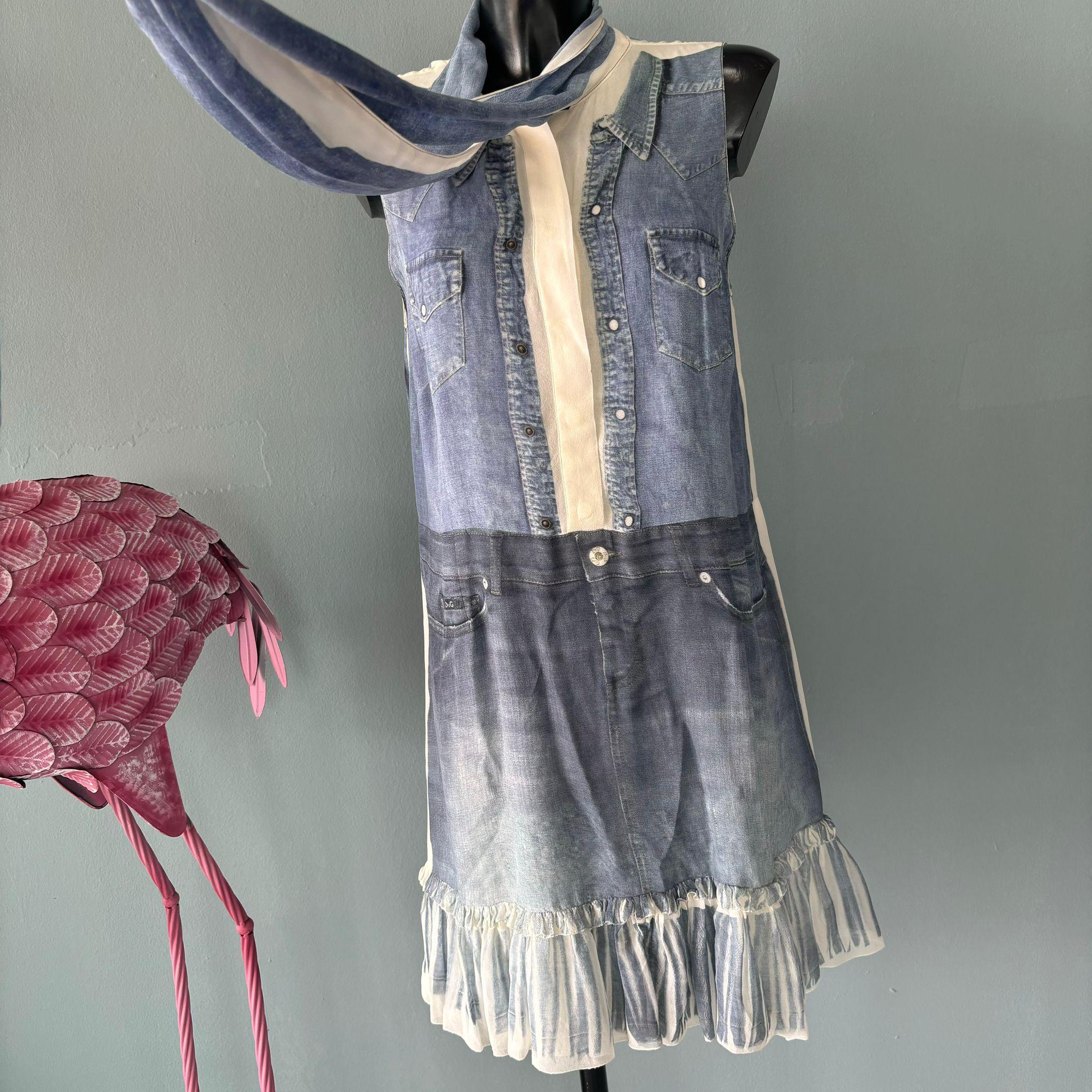 Abito D&G in seta con stampa denim
Sul fondo la gonna presenta una parte di tessuto arricciato che da un tocco romantico all'abito
Chiusura frontale con sciarpina incorporata
Rimosse etichette, ottime condizioni generali
Misure:
Spalle 36cm
Petto