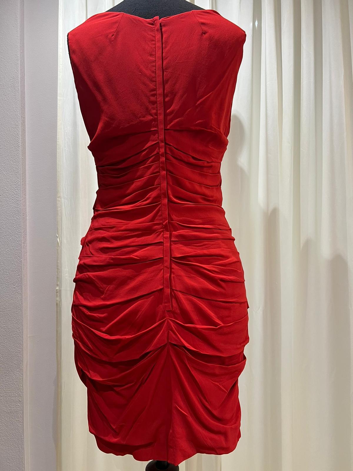 Abito rosso Dolce & Gabbana prima linea
Il morbido drappeggio rende l’abito elegante e sensuale.
La taglia indicata è’ 44 vestibilità piccola (it42)
La fodera interna e’ in seta