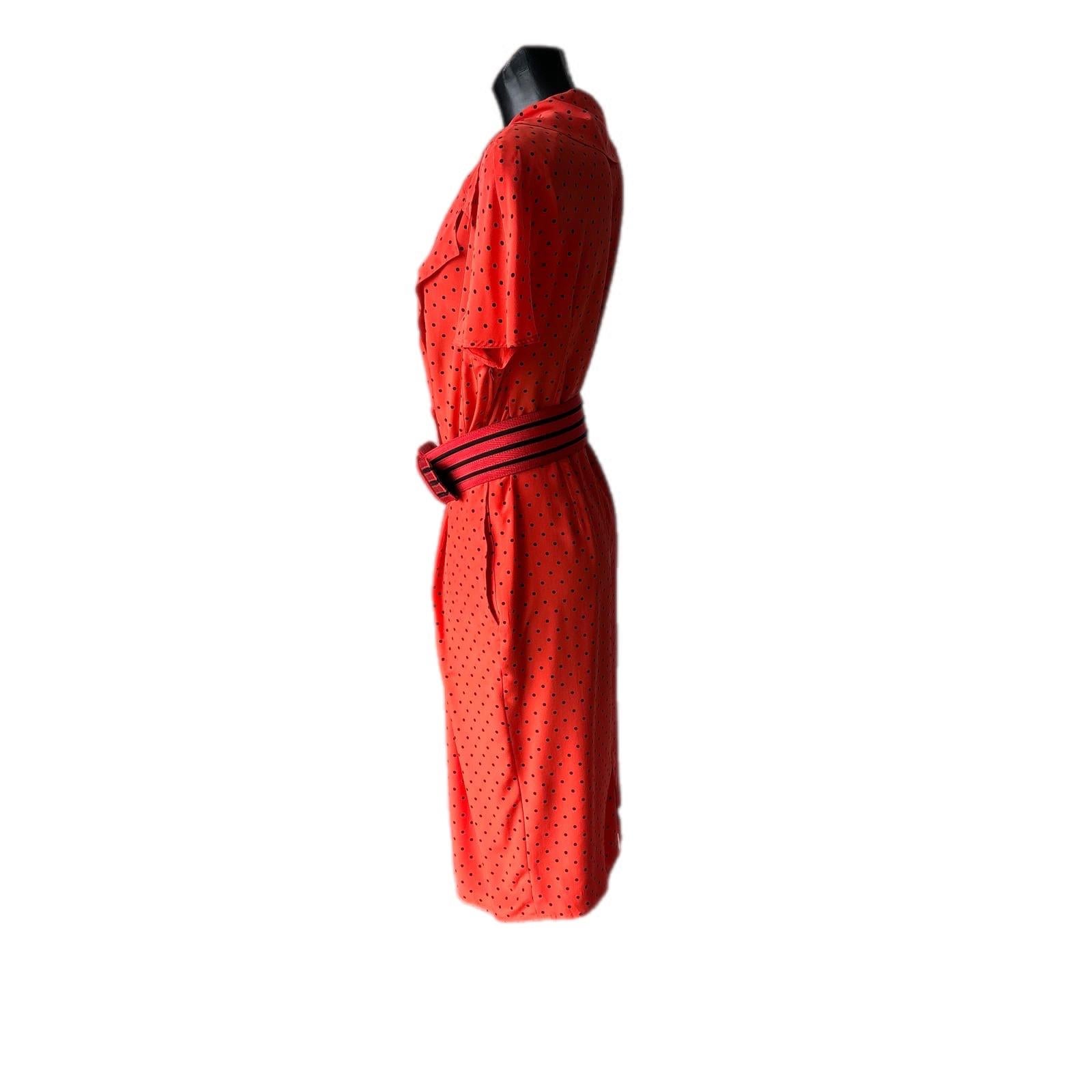 Orange und schwarz gepunktetes 80er Jahre Genny Kleid mit Taillengürtel.
Ausgezeichneter Zustand, Crossover-Ausschnitt, Seitentaschen
Zusammensetzung 100% Seide
Maßnahmen:
Schultern 46 cm
Länge 105 cm
Taille 42 cm
Hülse 22 cm
