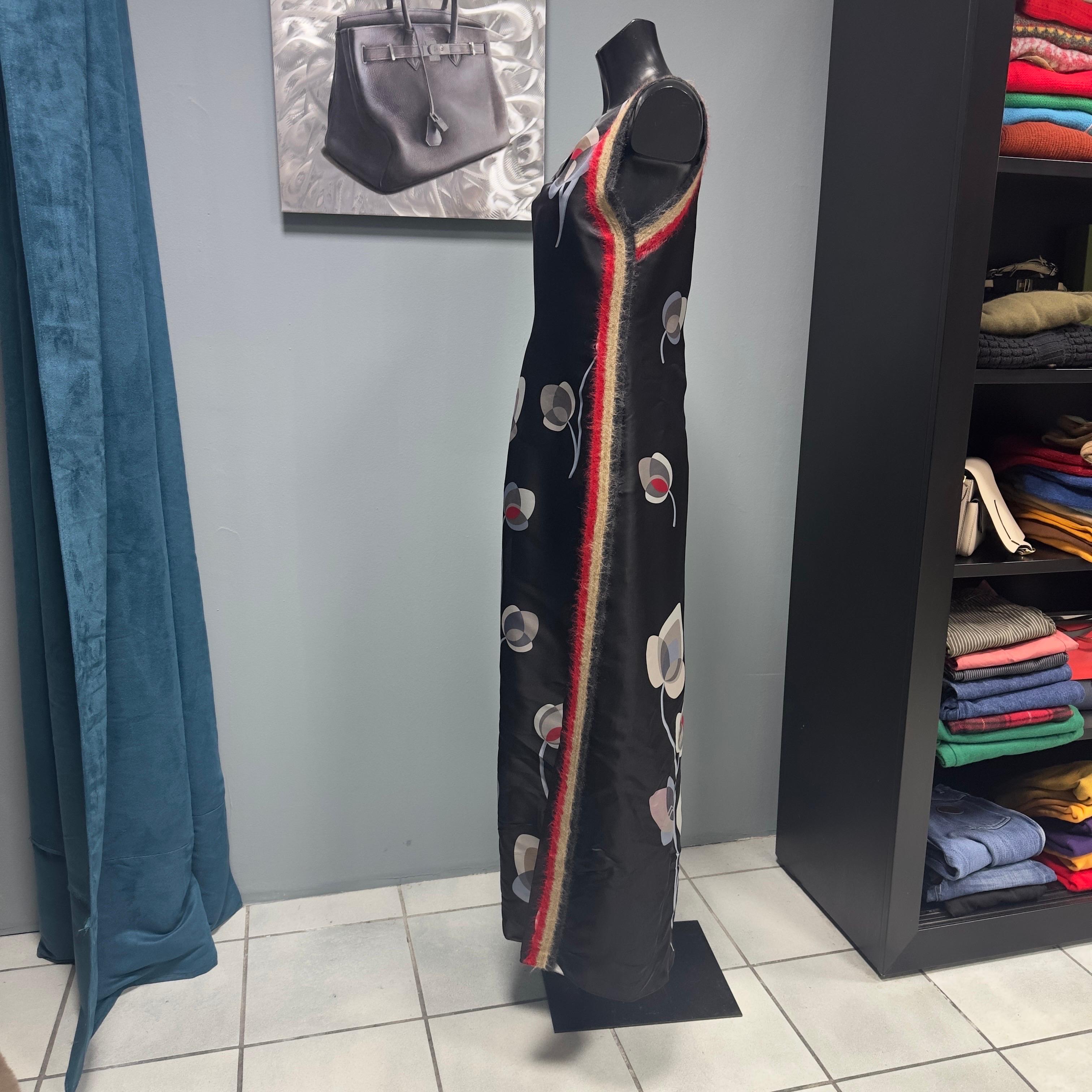 Maxi dress Giorgio Armani con stampa a fiori su base nera e bordi in lana. L'abito è nuovo mai utilizzato ancora con il suo cartellino.
Ha un piccolo difetto, filo tirato, vicino al seno come si vede in foto
Prezzo retail € 2.800,00
Misure:
Petto 42