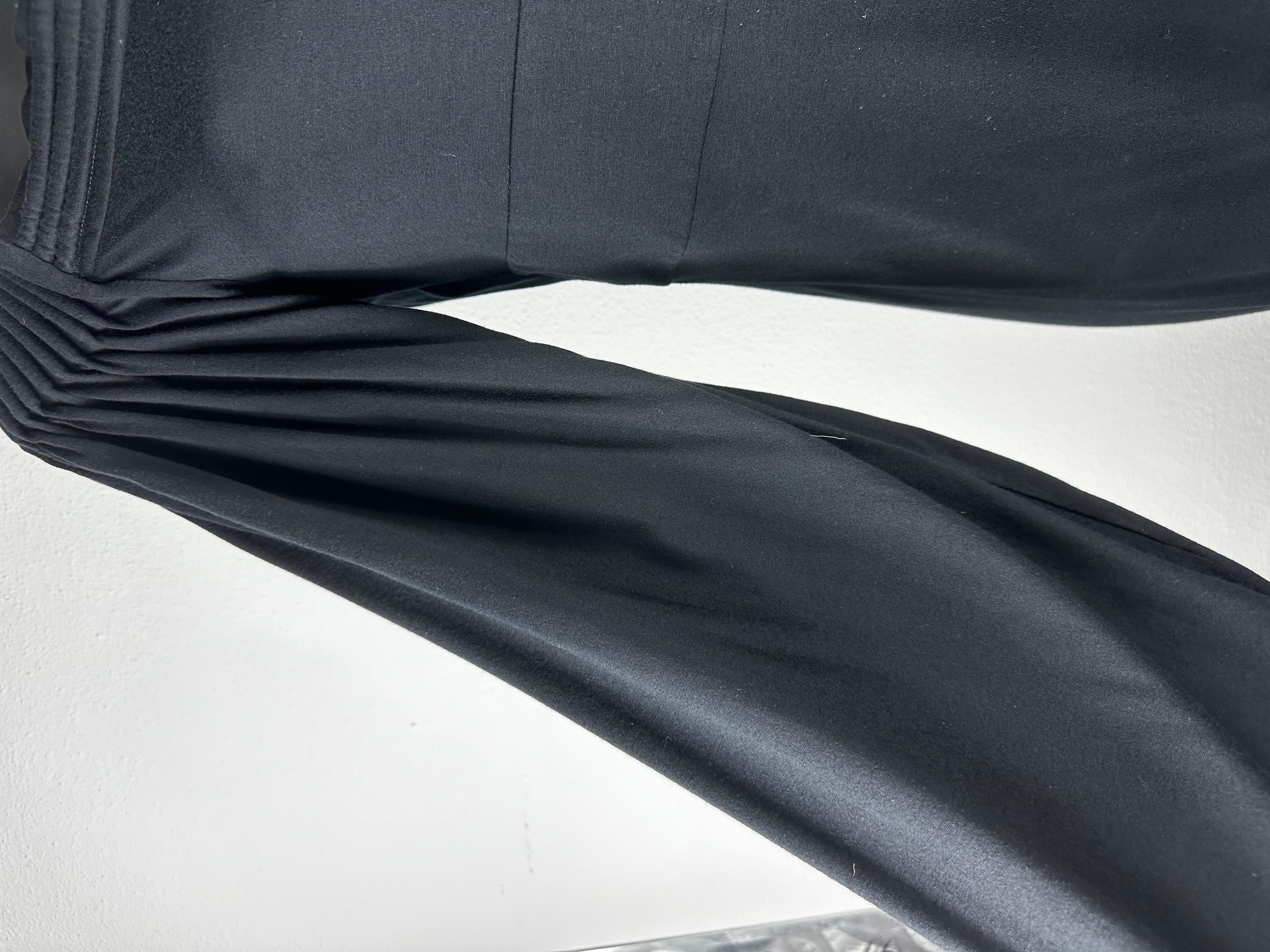 Abito nero Givenchy con manica larga ed arriccio sullo scollo. 
Misura M, fascia interna strutturata per tenere la vita.
Ottime condizioni
Misure: 
Spalle 44cm
Lunghezza 108cm