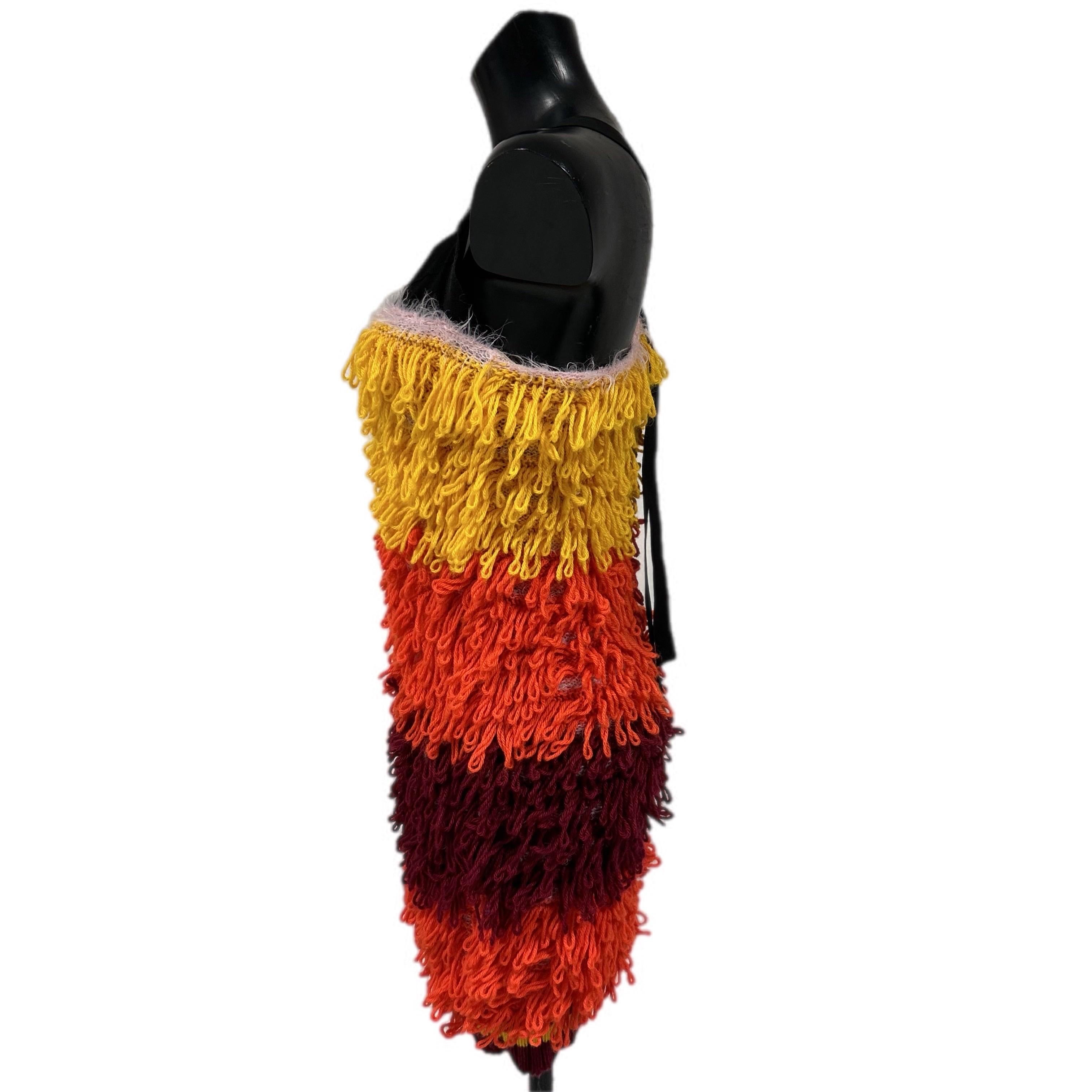 Abito multicolor Miahatami formato da fili di lana
la parte superiore è composta da una parte nera con spalline e su di essa riporta il brand
Un abito glamour in lana, caldo e confortevole
Taglia 40
misure:
Petto 40cm
Vita 44cm 
Lunghezza 94cm