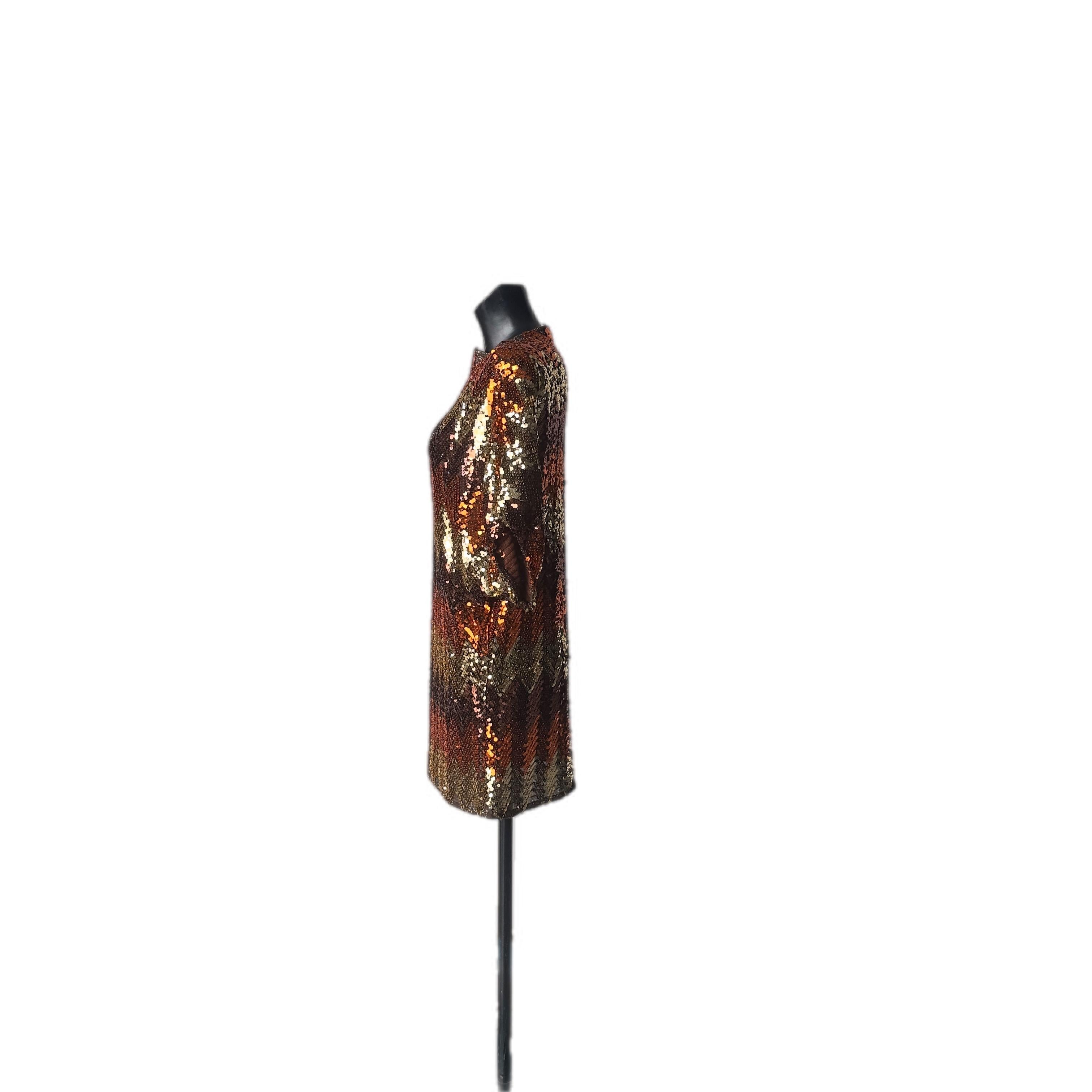 Mini dress in pailettes Gianni Versace per Genny sui toni dell'oro e arancio
Scollo a barca, spalla a raglan vestibilità morbida
Si adatta perfettamente a taglie dalla extra small alla medium
ottime condizioni, qualche filo da
