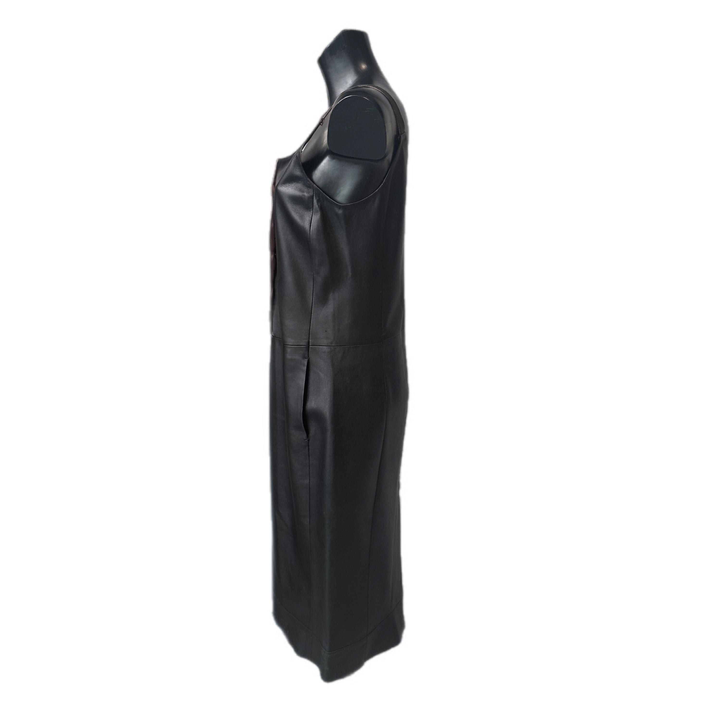 Abito nero in pelle Narciso Rodriguez con bretelle
Forma tubino, chiusura con bottoni automatici frontali , profondo spacco sul retro, due tasche laterali oblique. Piccolissimo segno sul petto come da foto (poco visibile)
Misure :
Petto 45cm
Fianchi