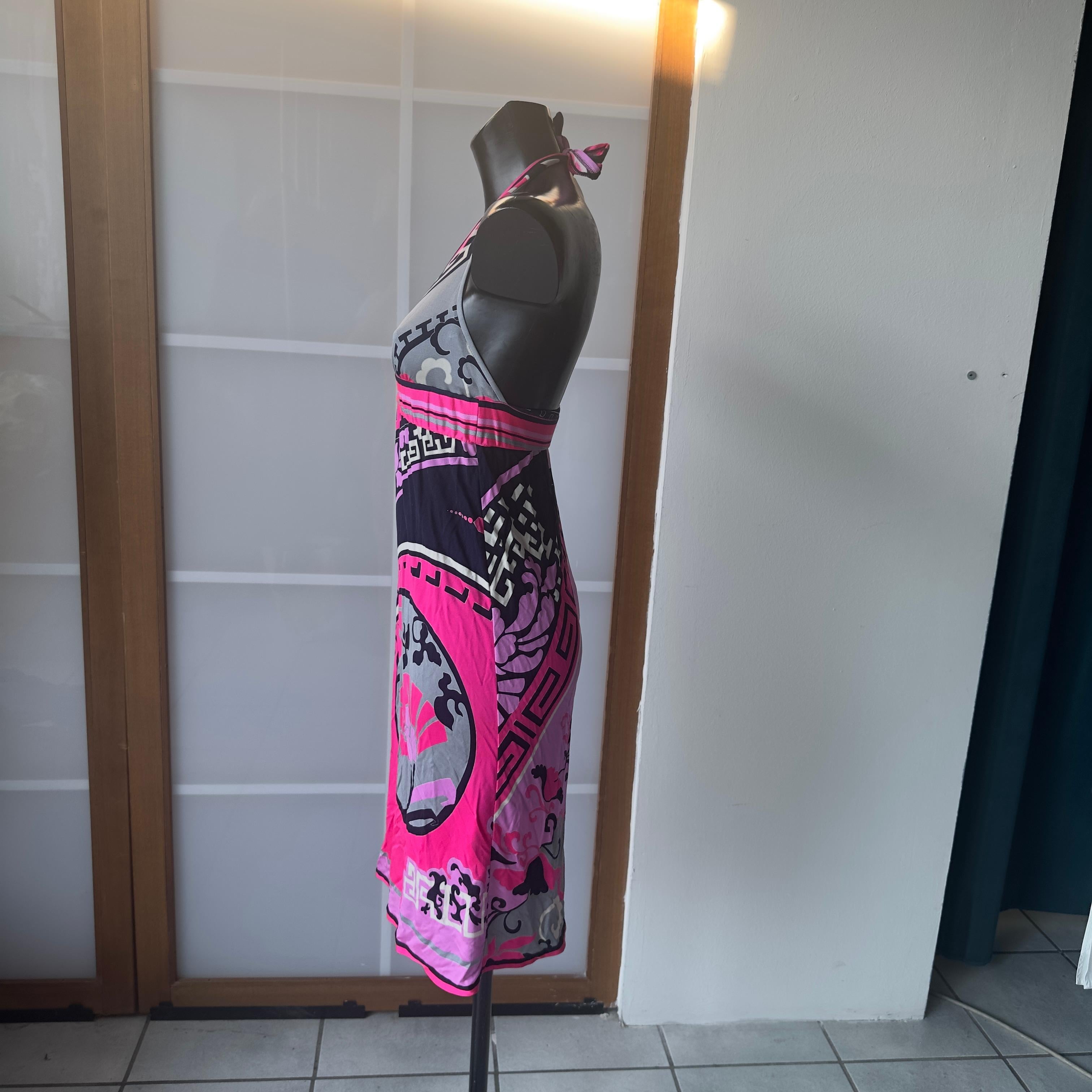 Rare Leonard Paris signature dress in pure silk with an American neckline, made in intense tones of fuchsia, gray and black. The geometric floral print recalls the iconic oriental motifs dear to the French fashion house. The soft, feminine cut