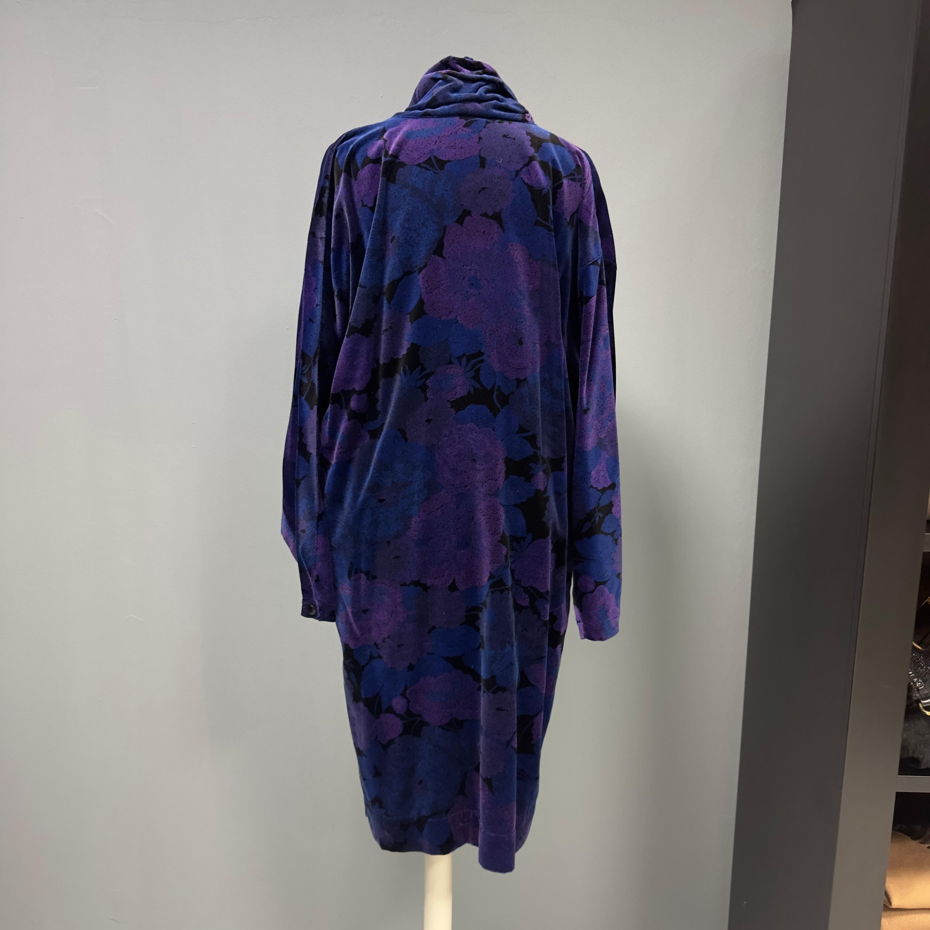 Velvet dress with contrasting blue and purple colors, Gianni Verace for Genny 80s
Oversized model with wide sleeve and baggy shape.
Iridescent colors, like-new condition
Length 105 however
Raglan shoulder that fits 40 to 46
Petto 58cm