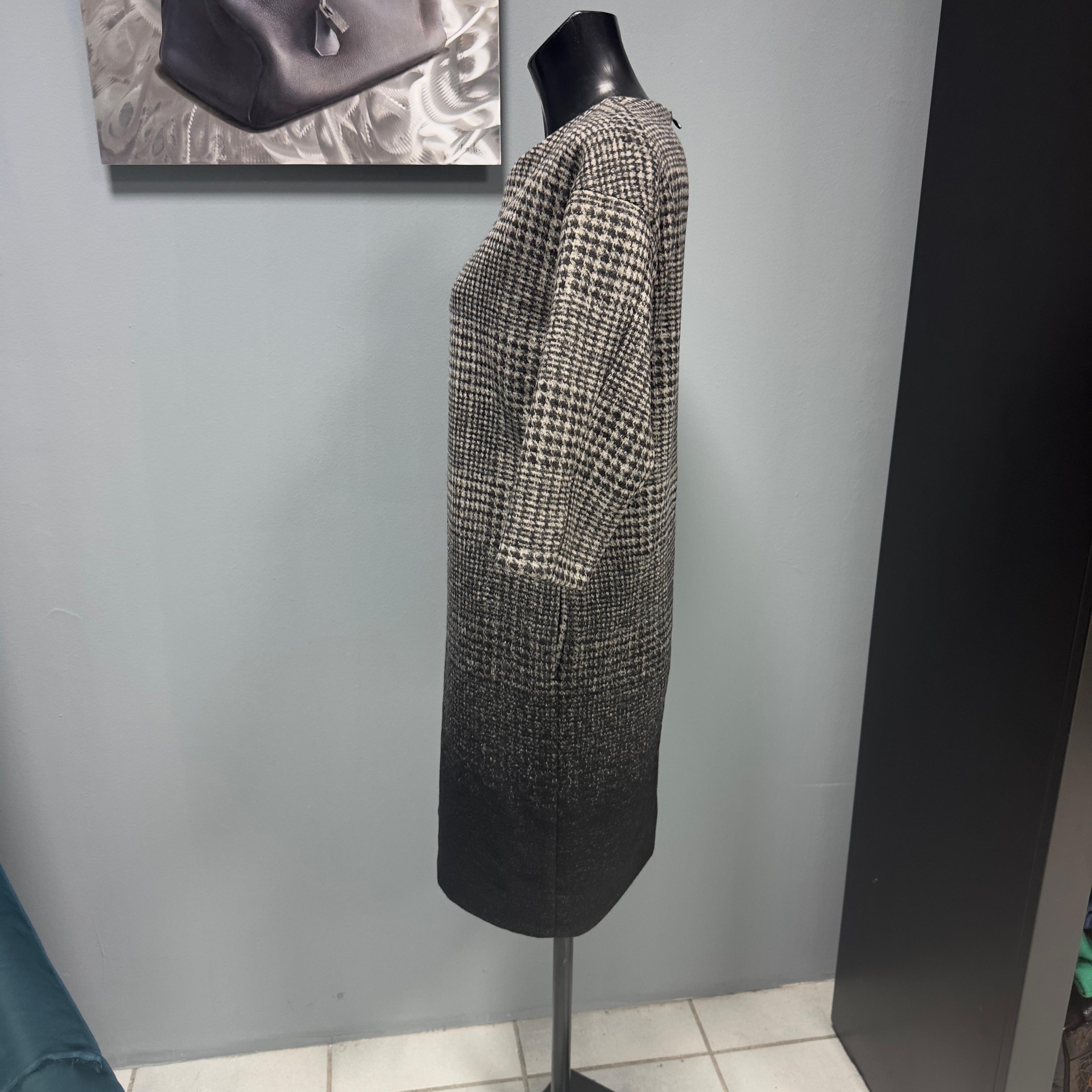 Kleid aus Wolle von Lanvin mit 3/4-Ärmeln.
Reißverschluss hinten und Seitentaschen, Farben in Grautönen, die nach unten hin dunkler werden 
Klassische Passform, die zu allen Gelegenheiten passt  
Maßnahmen:
schulter 42cm
ärmel 39 cm
Brustkorb 54 cm