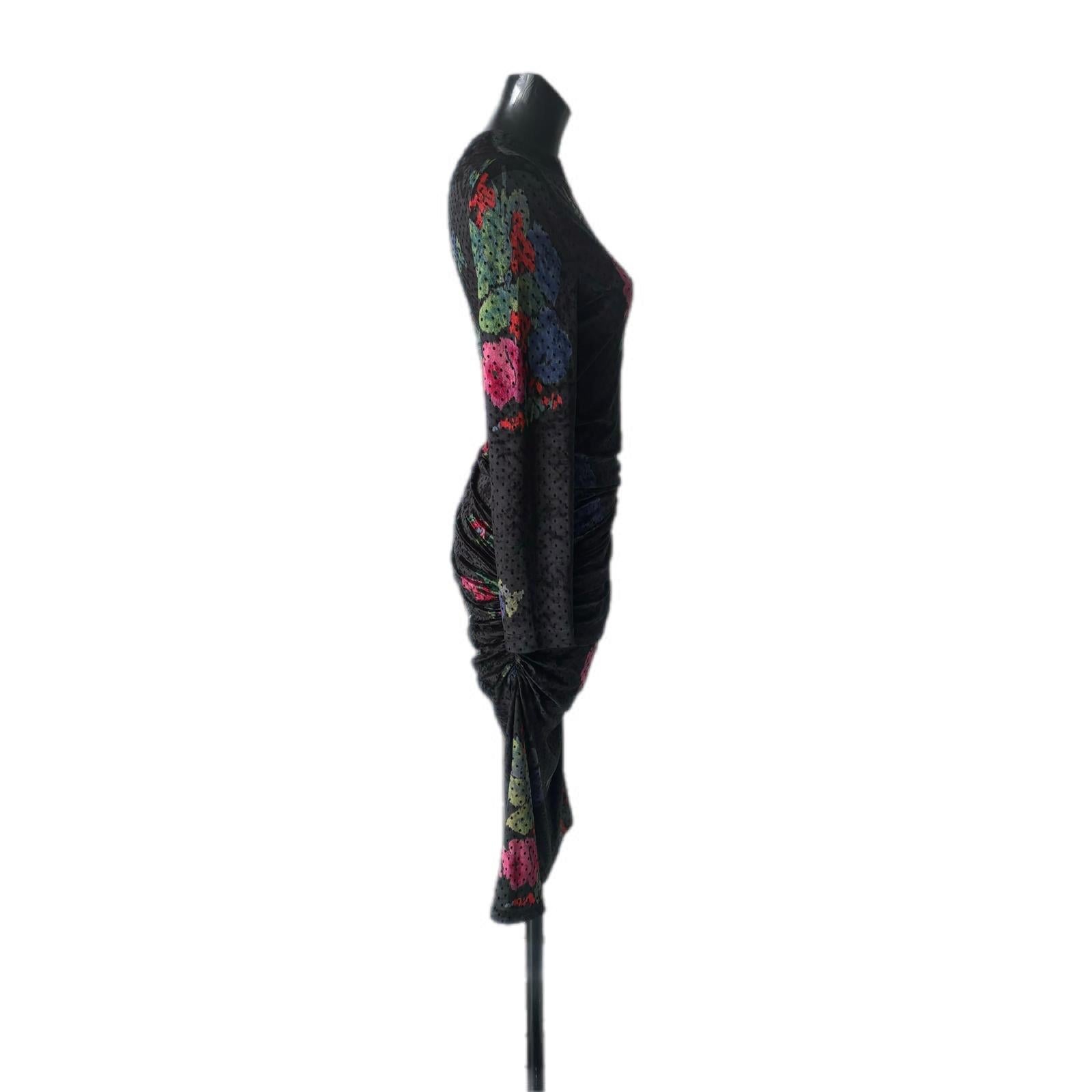 Abito Lanvin Paris in velluto traforato in ottime condizioni 
Base nera con fiori, drappeggio sui fianchi, chiusura con cerniera posteriore
Lunghezza midi, glamour ed elegante
Misure:
Spalle 42 cm
Petto 37cm
Lunghezza 122cm