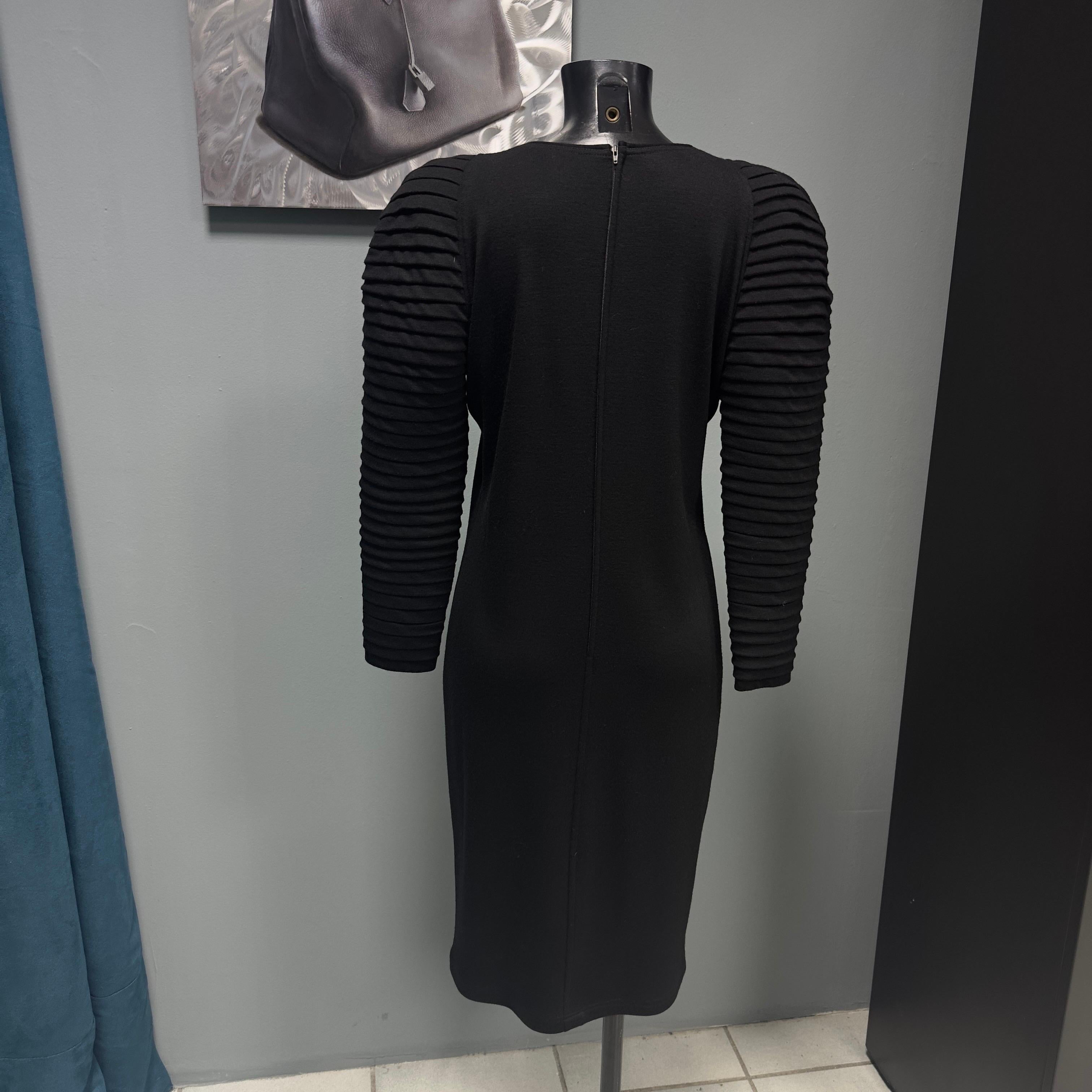 Abito midi nero Genny anni 80. 
Su particular manía hace que el lugar sea único y esté de moda
Spalla a raglan, tessuto 100% lana con chiusura cerniera sulla schiena
Misure:
Spalle 46cm
Manica 57cm
Petto 49cm
Lunghezza 104cm