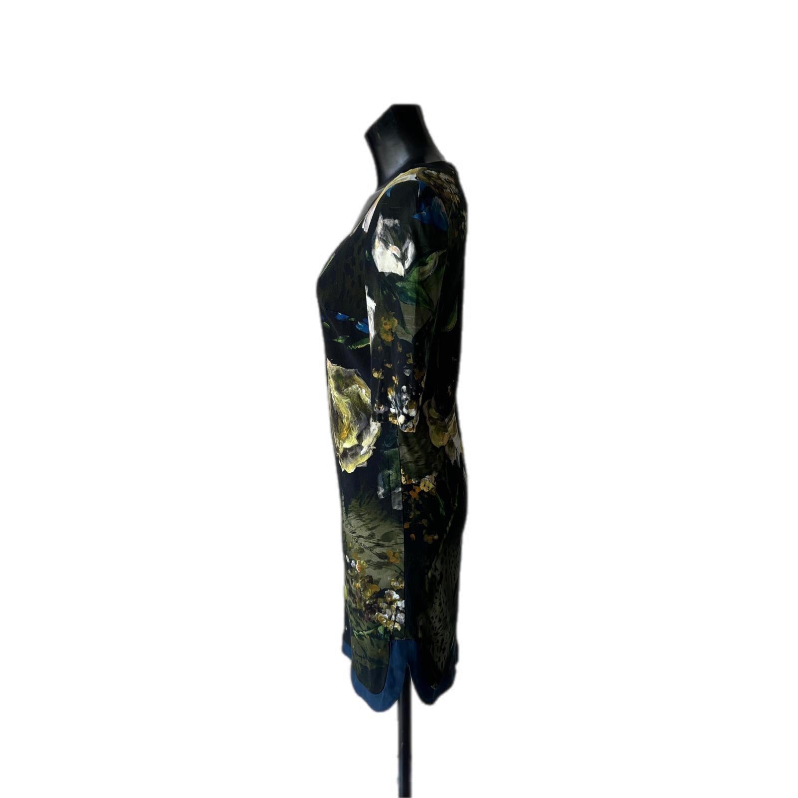 Vestido Roberto Cavalli Class multicolor en tonos verdes.
Cuello en V, manga 3/4 
Se puede llevar en todas las edades y es muy adaptable tanto para el día como para la noche
Excelente estado 
Medidas :
Hombros 44 cm
Manga 35 cm
Largo 90 cm

