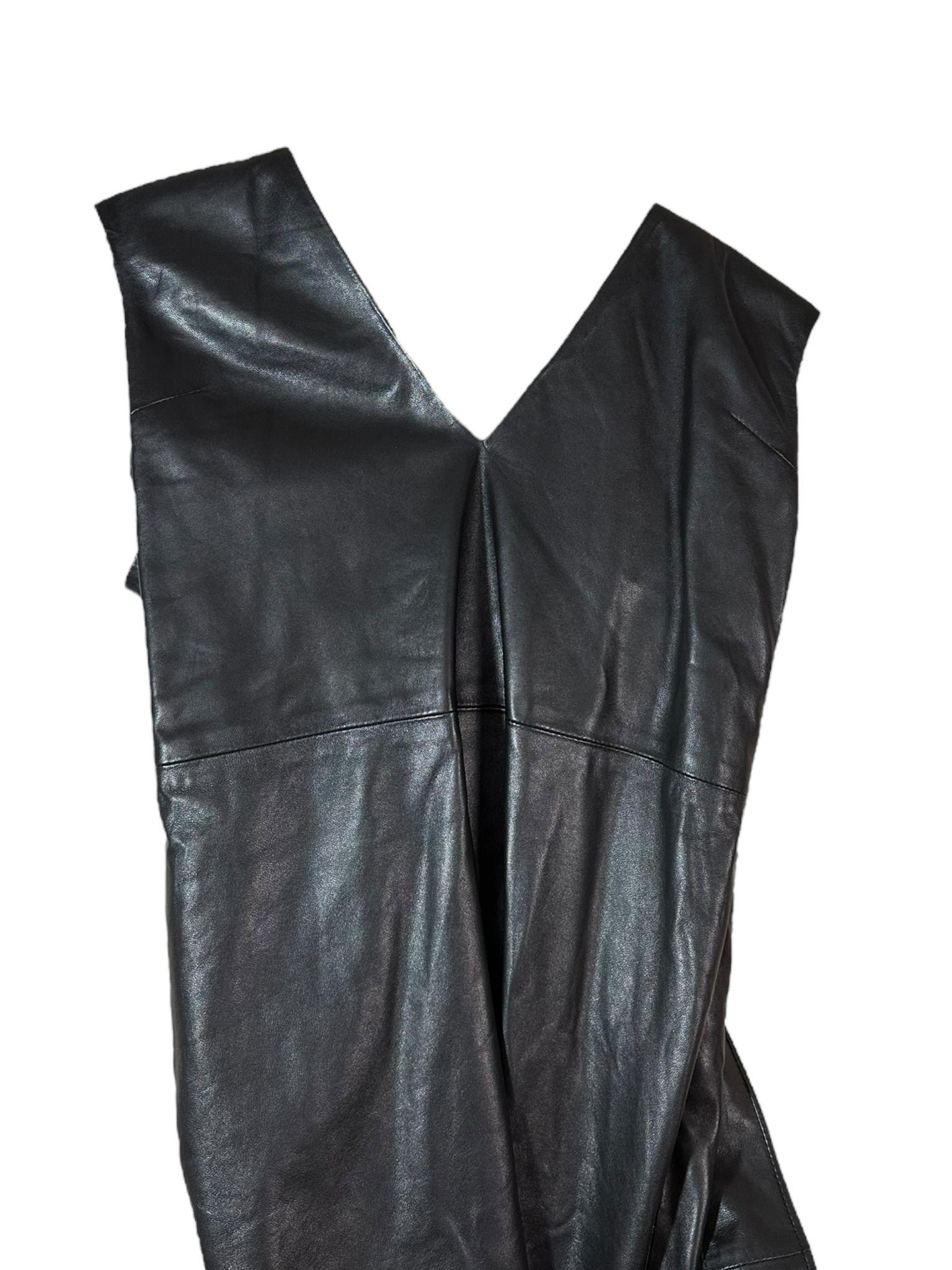 Tom Ford abito in pelle
Taglia: 36
Colore: Nero
Materiale: Pelle genuina
Made in Italy come tipico dei capi Tom Ford
Design e Caratteristiche
Modello: Abito midi/lungo smanicato con silhouette strutturata e drappeggio asimmetrico
Scollatura: Ampio