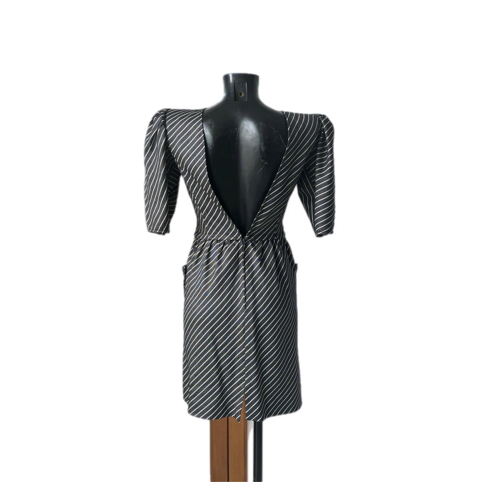 Emanuel Ungaro Paris dress with shoulder pads and side pockets. 
Boat neckline at the front that forms a deep slit in the back 
Blue and white striped fabric, excellent condition
Measures:
Shoulders 42cm
Petto 43cm
Waist 34cm
Lunghezza 90cm