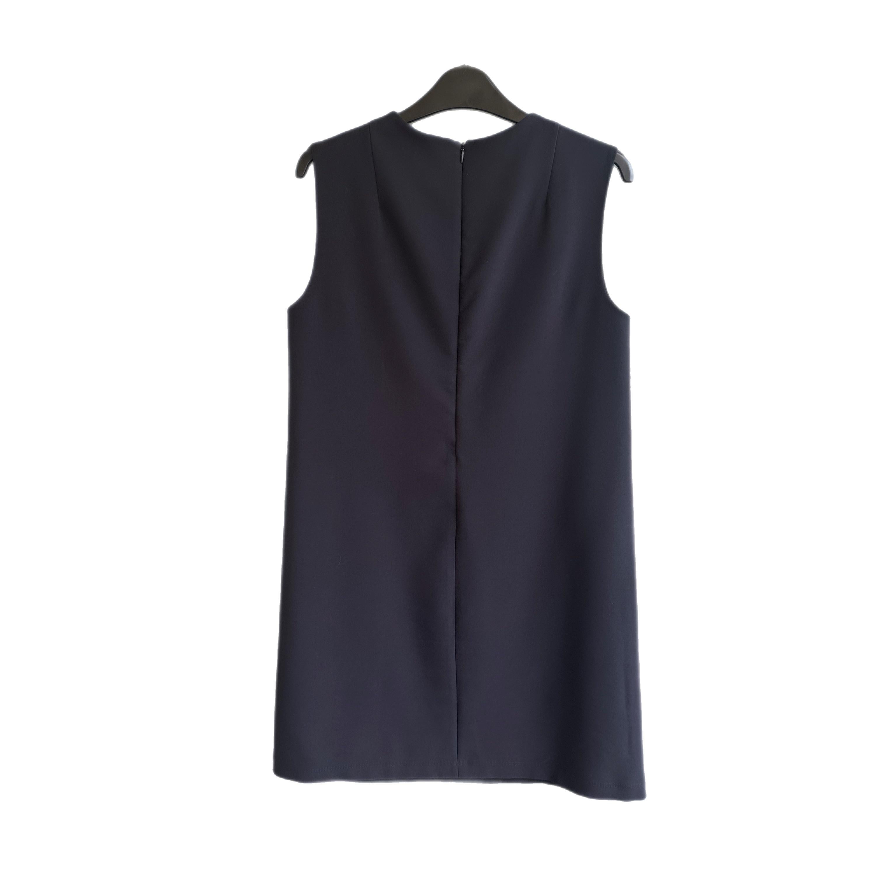 Vestido sin mangas de Versace con el estampado barroco característico de la marca en la parte delantera.
Cierre trasero con cremallera, forro interior
Como nuevo
Medidas:
Pecho 46 cm
Cintura 48 cm
Largo 87 cm
Hombro 38cm