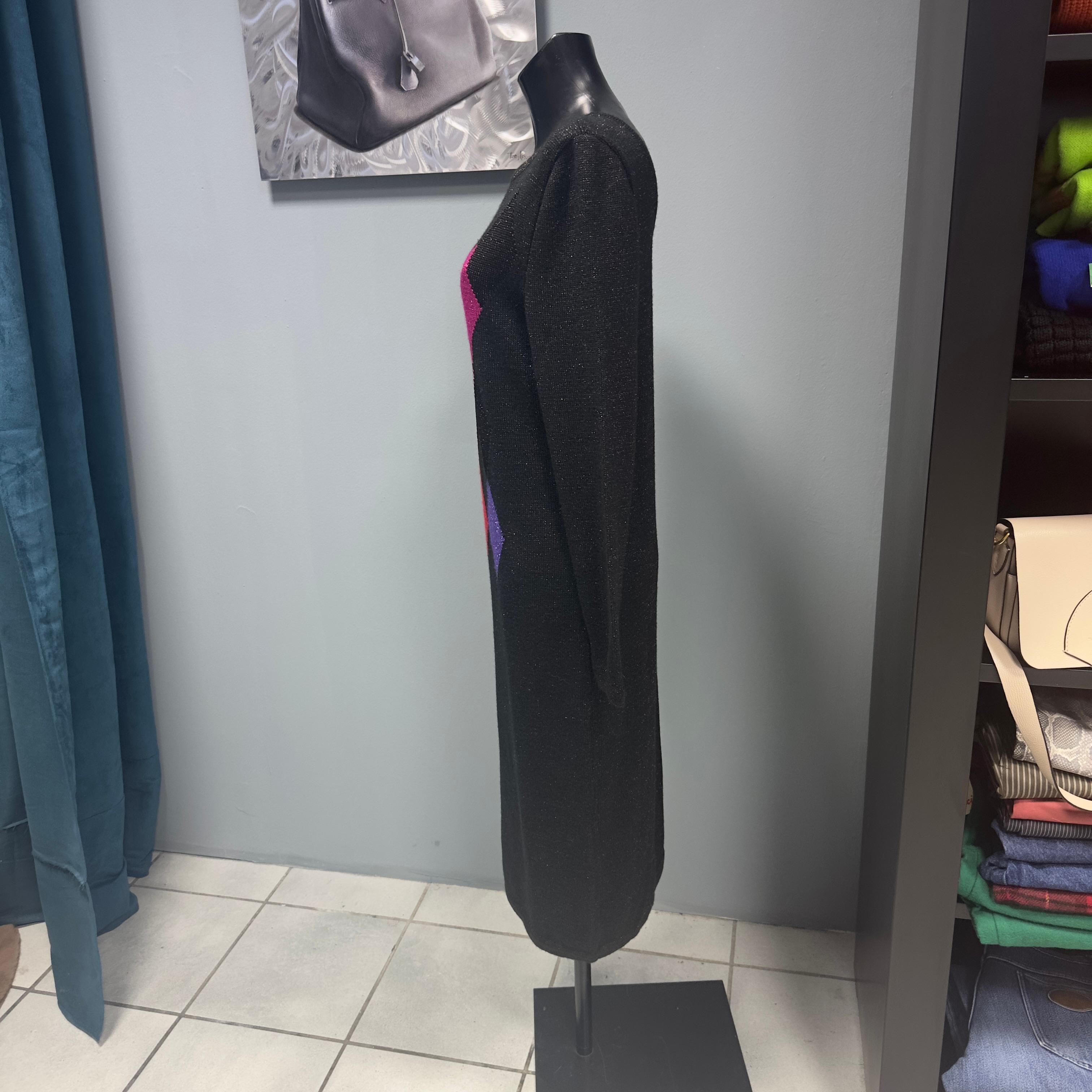 Vestido Yves Saint Laurent vintage años 80 nuevo, nunca usado.
Tejido laminado con motivos geométricos 
Medidas:
Hombros 44 cm
Manga 63 cm
Pecho 50 cm
Largo 114 cm