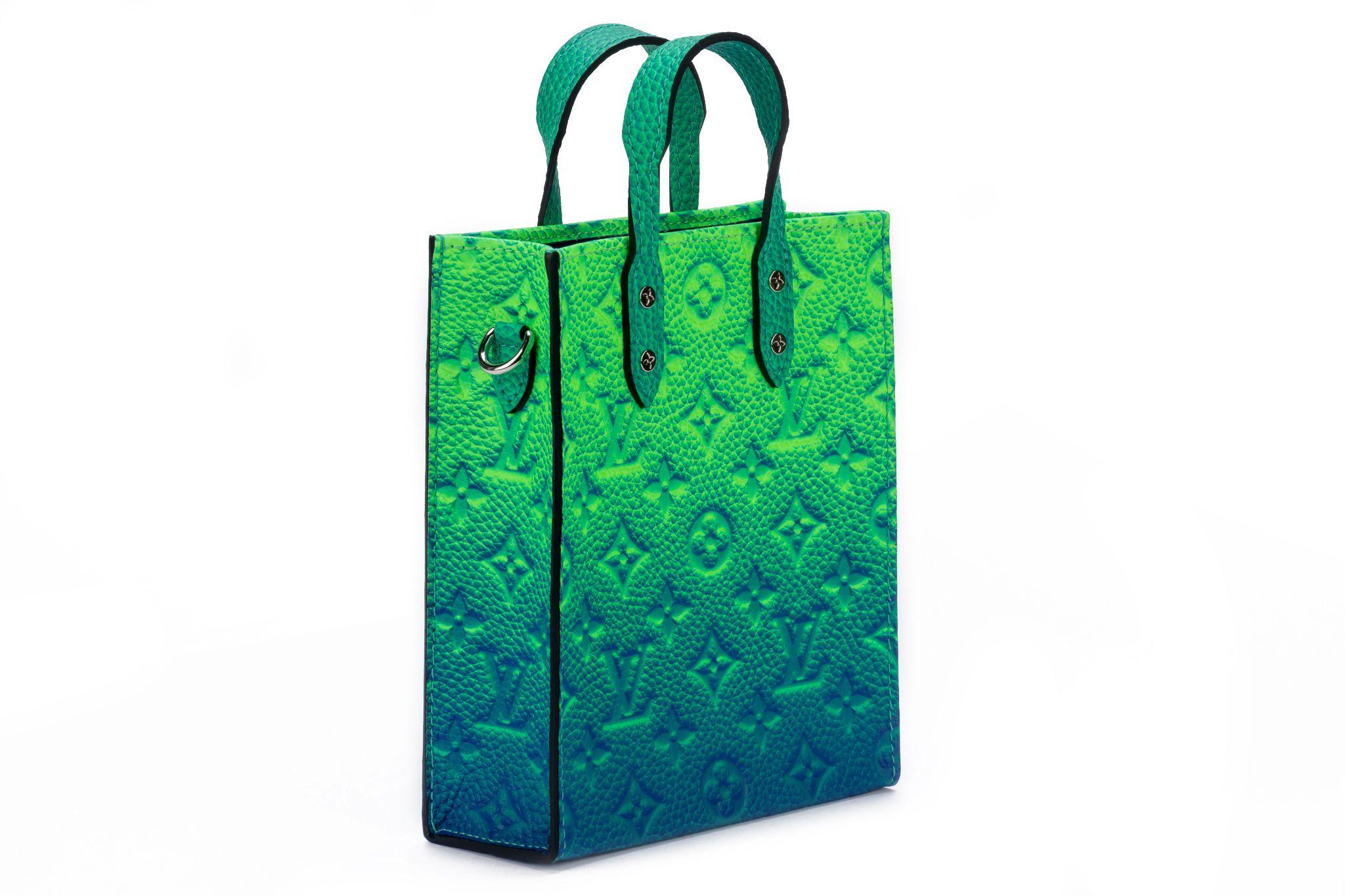 Louis Vuitton Virgil Abloh Grünes und blaues Monogram Illusion Leather Sac Plat XS mit silberner Hardware aus dem Jahr 2021. Diese Tasche ist mit blauer Mikrofaser gefüttert und das Stück wurde während der Spring 2022 Men's Runway Show gezeigt. Sie