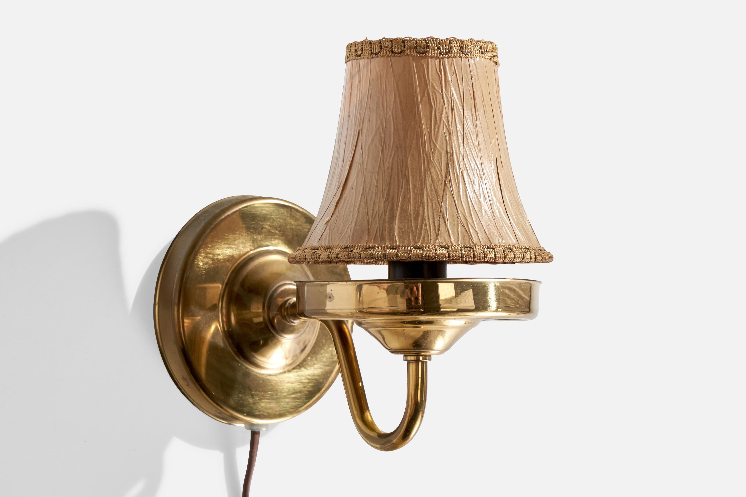 Wandleuchte aus Messing und Pappmaché, entworfen und hergestellt von Abo Randers, Dänemark, ca. 1970er Jahre.

Gesamtabmessungen (Zoll): 7,37
