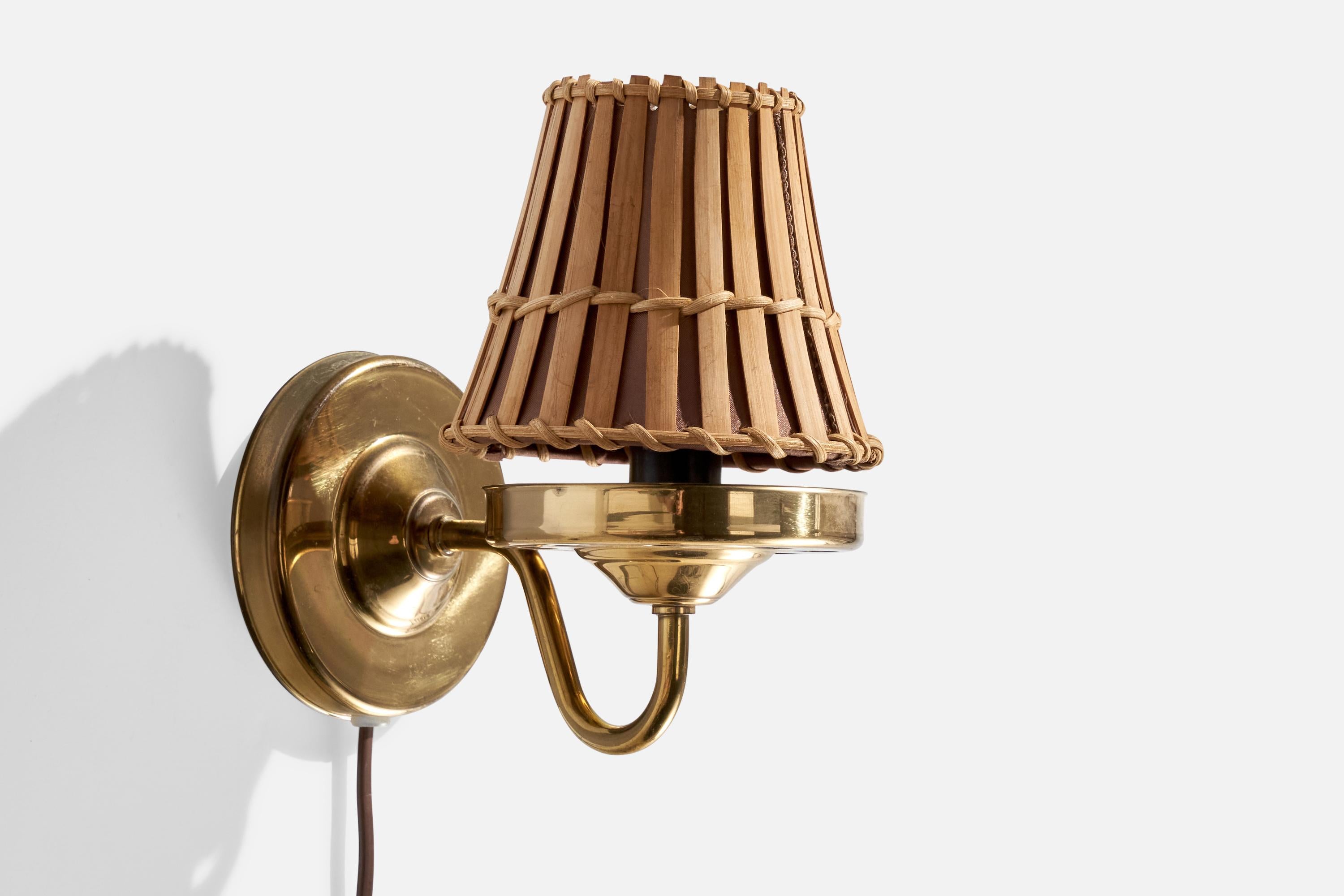 Aplique de latón y ratán diseñado y fabricado por Abo Randers, Dinamarca, c. 1970.

Dimensiones totales (pulgadas): 7,37