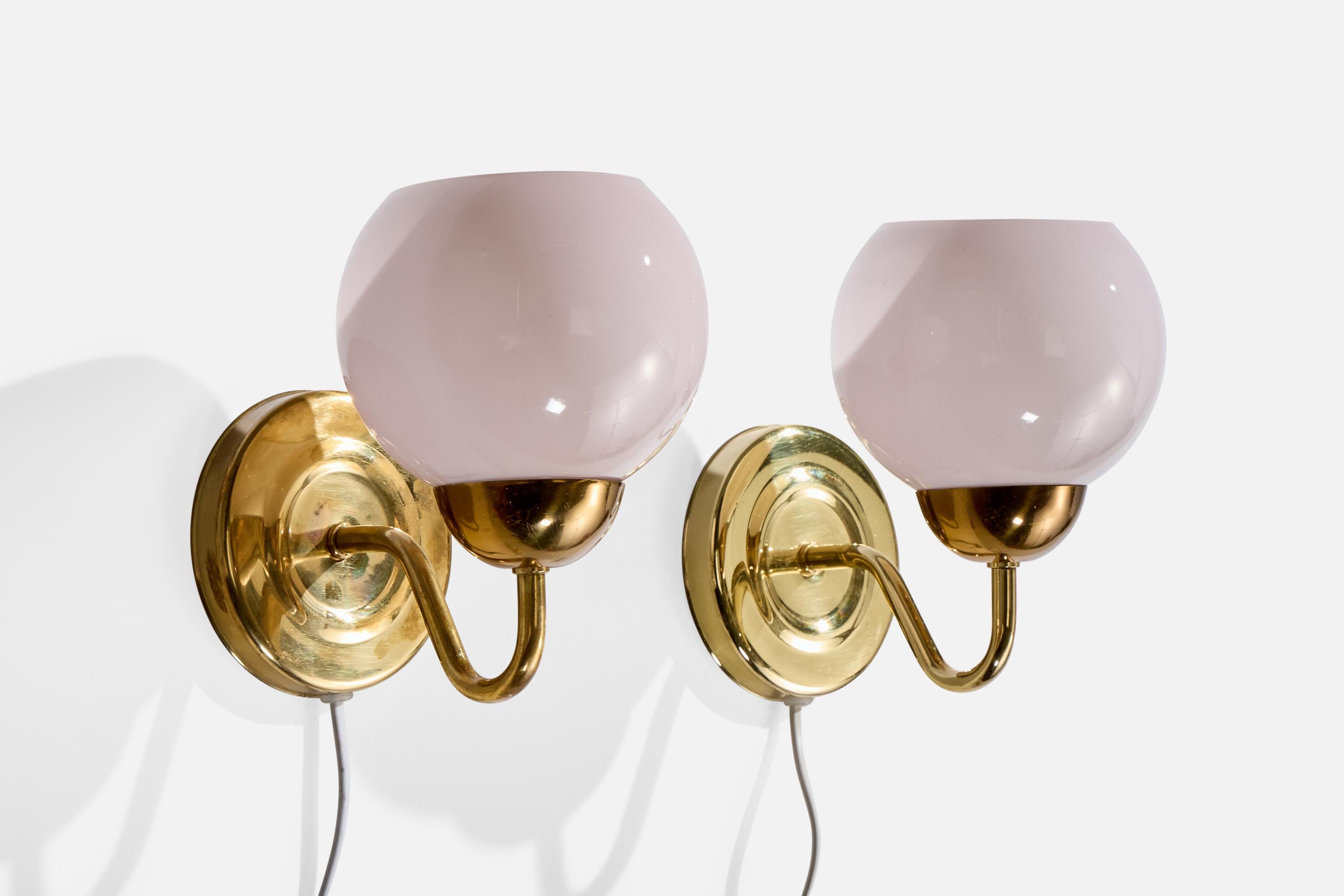 Pareja de apliques de latón y cristal opalino rosa fabricados por Abo Randers, Dinamarca, c. 1970.

Dimensiones totales (pulgadas): 7,0