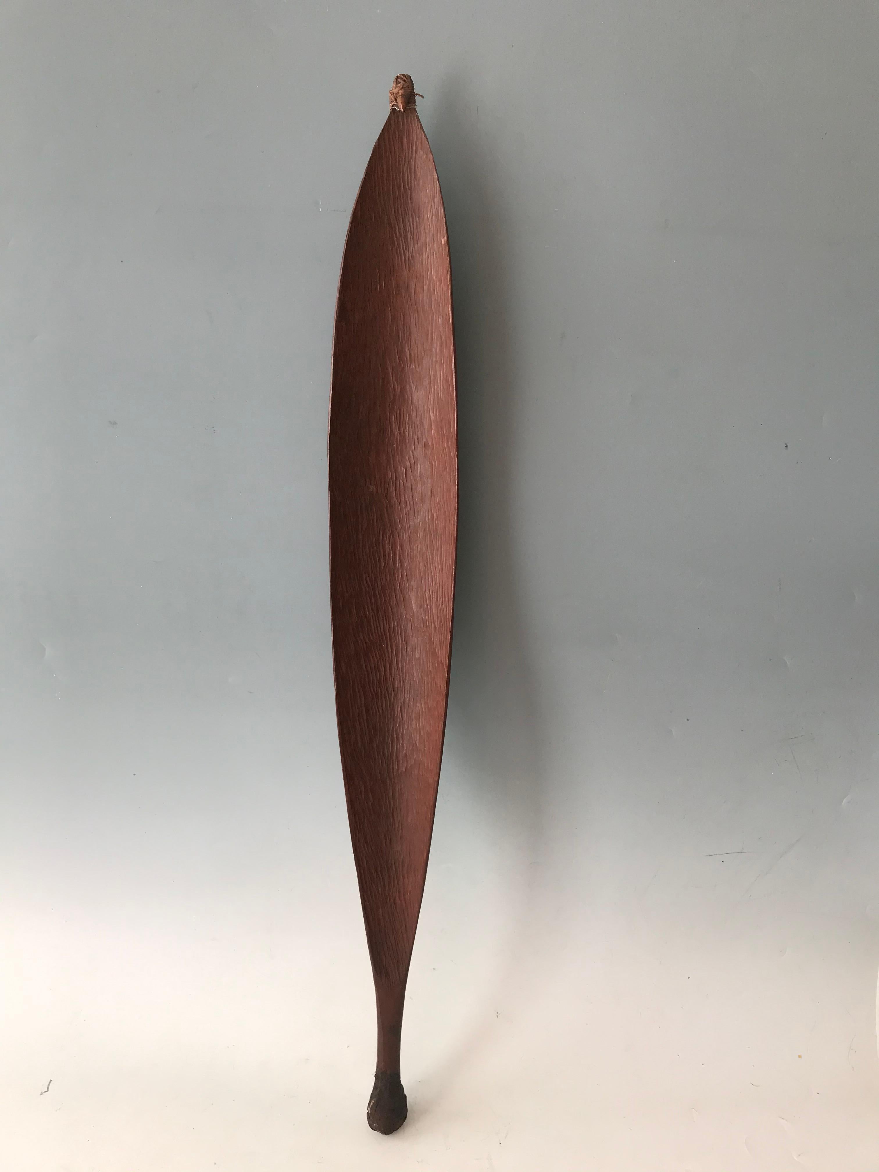 Grand woomera aborigène sculpté dans du bois dur de mulga, avec un intérieur courbé et sculpté, une poignée en gomme et un ardillon en dent d'opossum.

Belle pièce pour collection ou  design/One / décoration d'intérieur

Mesures : Hauteur 35